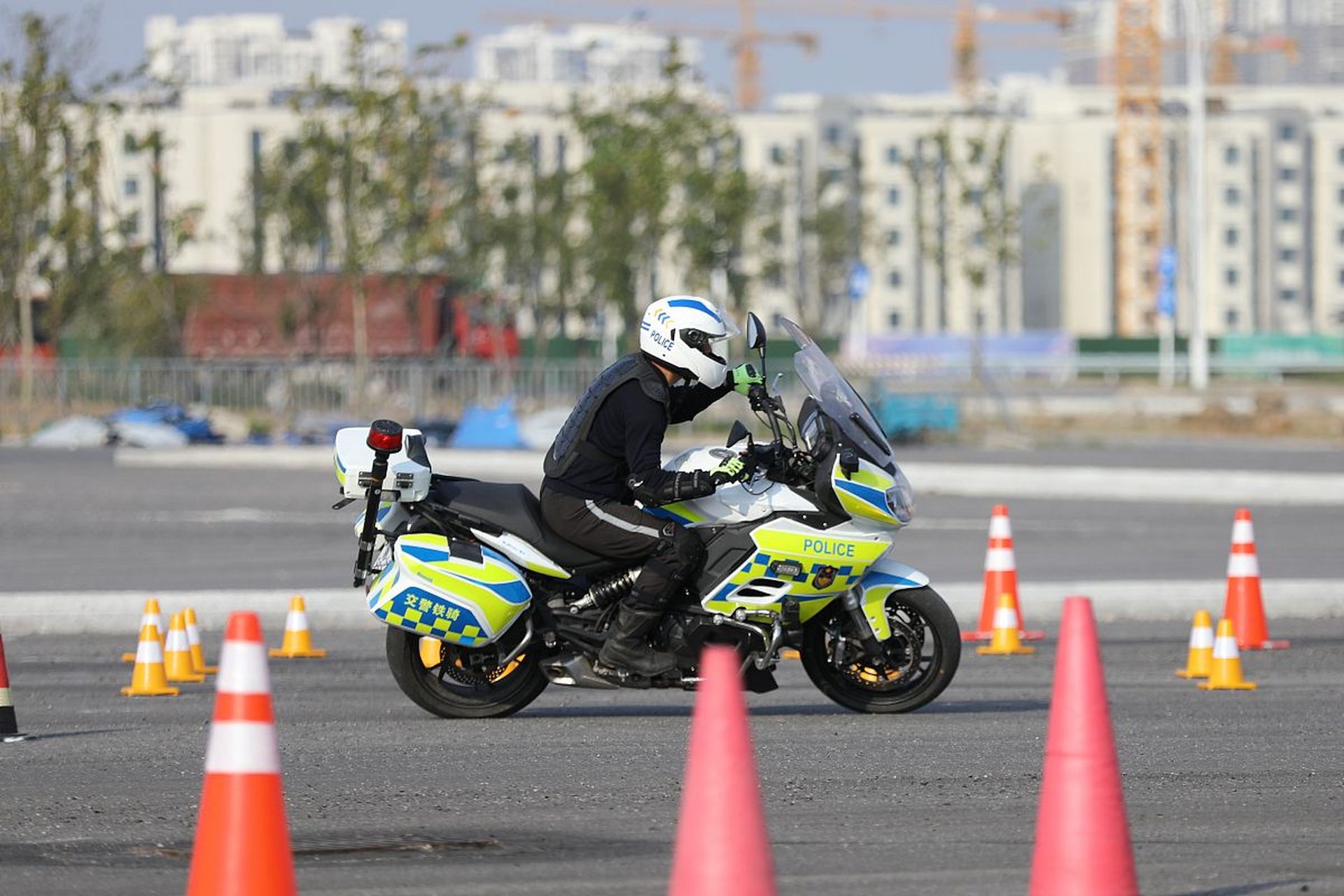 骑摩托时速到299千米是什么状态?