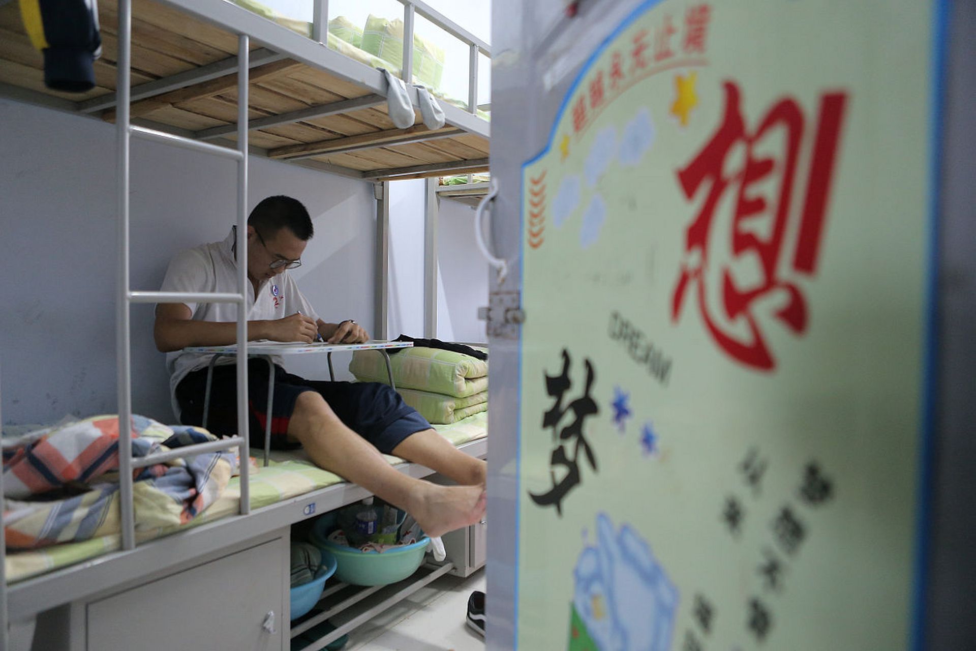 哈工大再现学霸寝室,这次更是厉害,有182个寝室全员上岸!