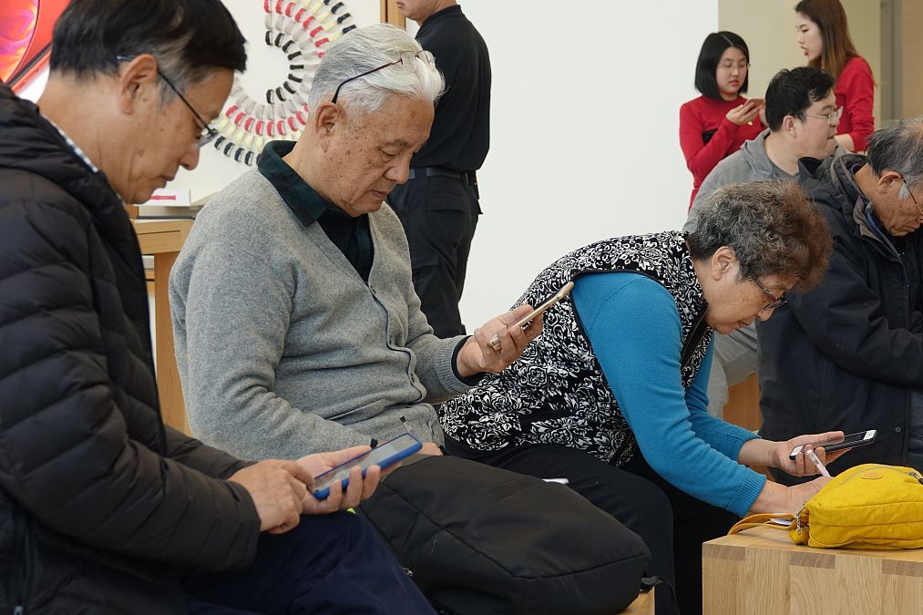 老年学专业包含老年社会学,老年心理学,老年经济学和老年医学等课程