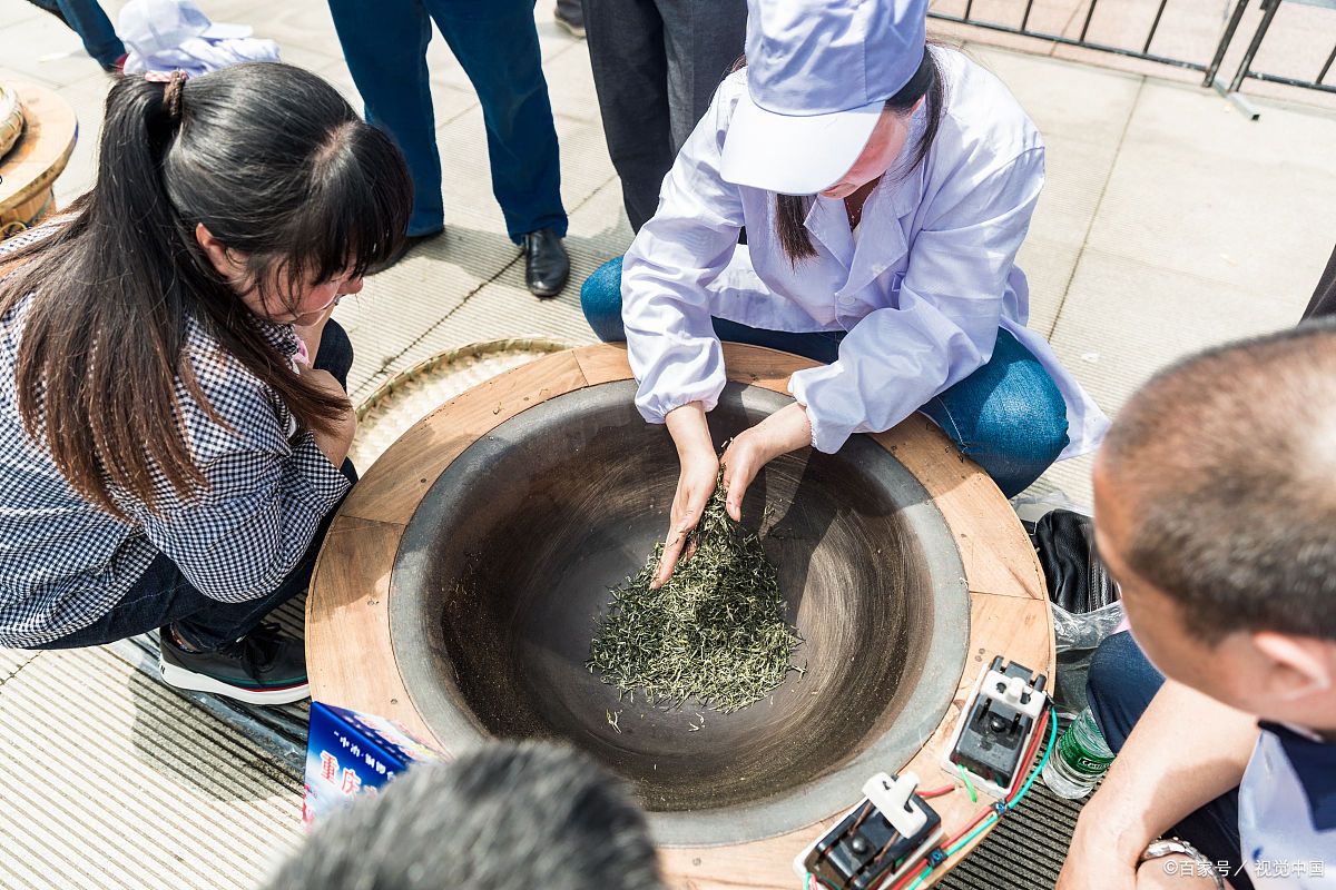 焙火让茶叶增香焙火程度不同将茶分为生茶半熟茶和熟茶三种