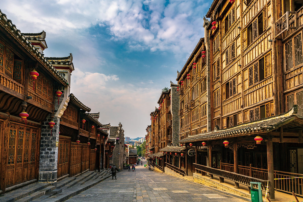 贵州铜仁中南门街,网友戏称这是一座年轻的古城,晚上人山人海