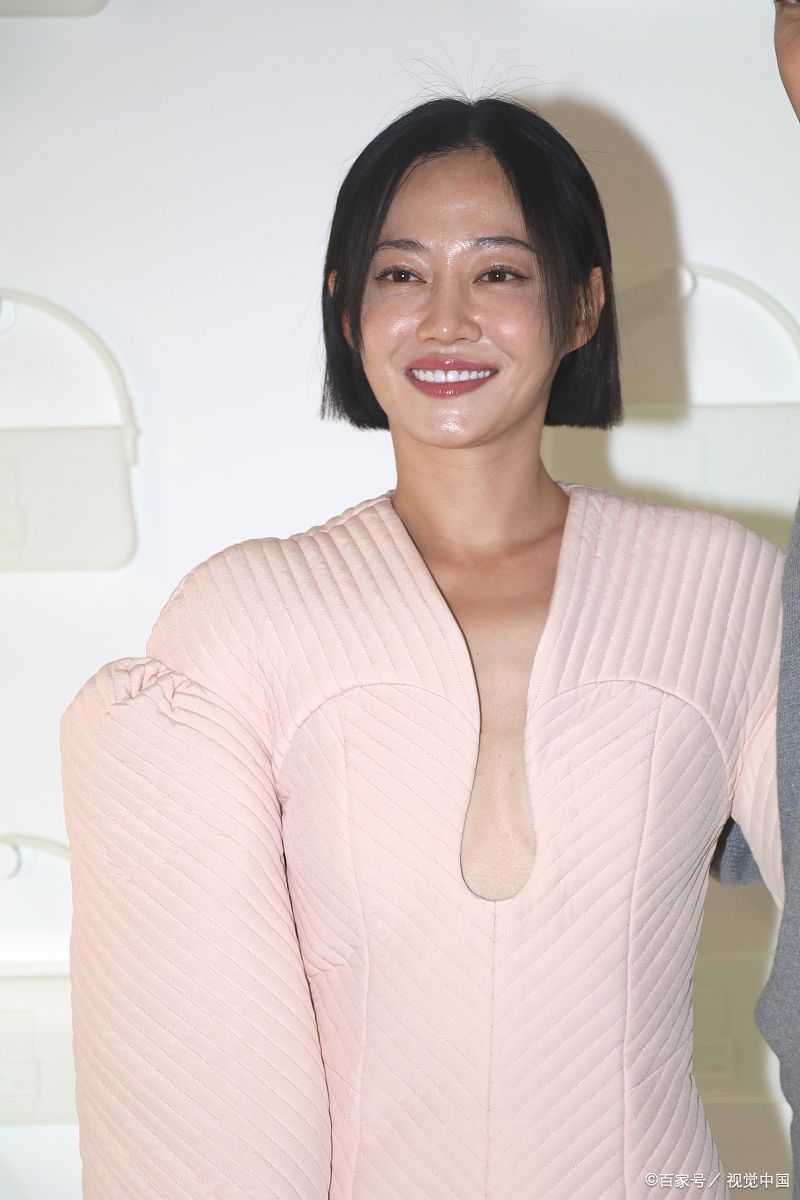 谭卓——什么也阻挡不了谭卓的熟女气质了,谭卓的红毯表情沉重,笑容