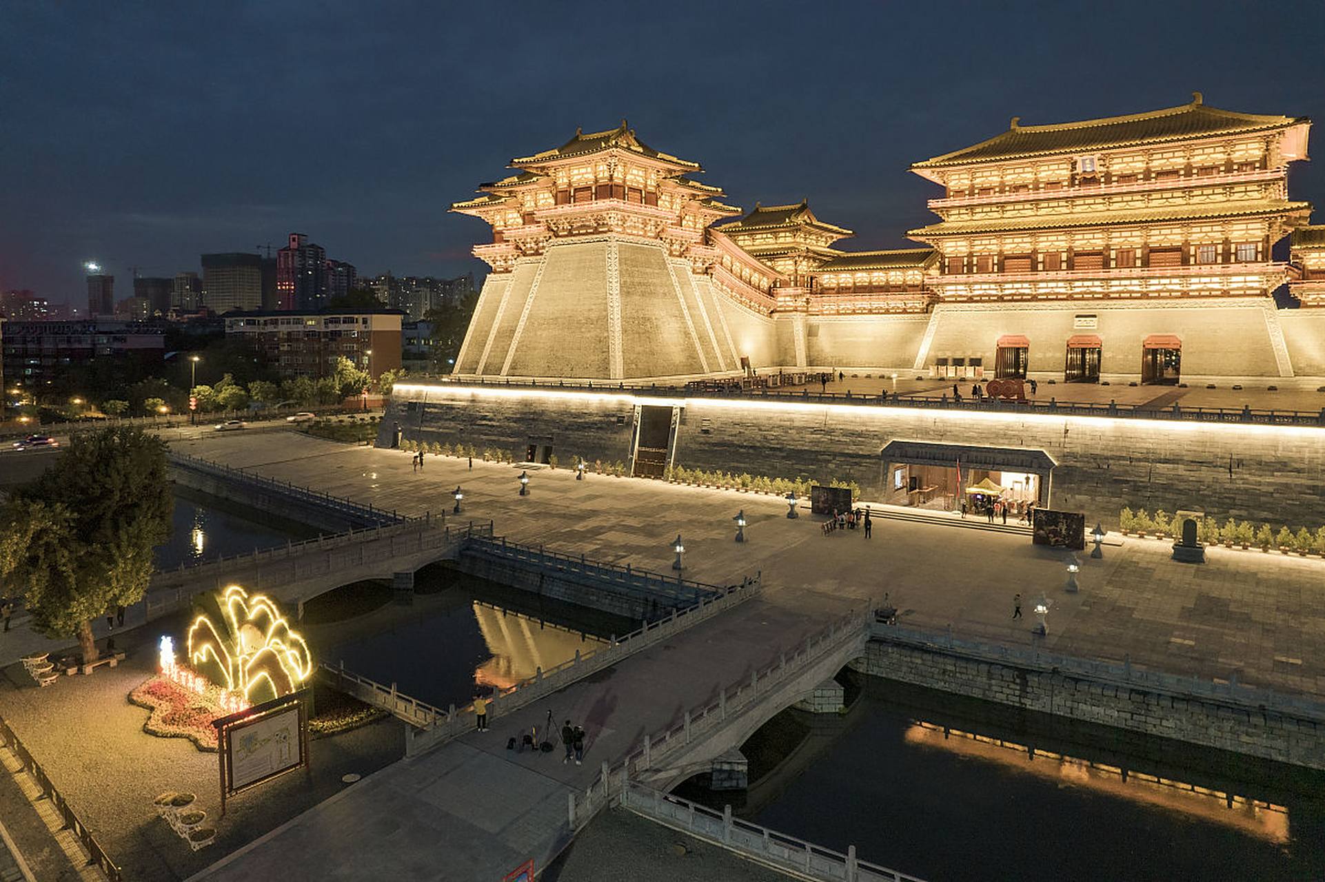 西安是中国历史悠久的古都之一,拥有许多著名的景区和历史遗迹