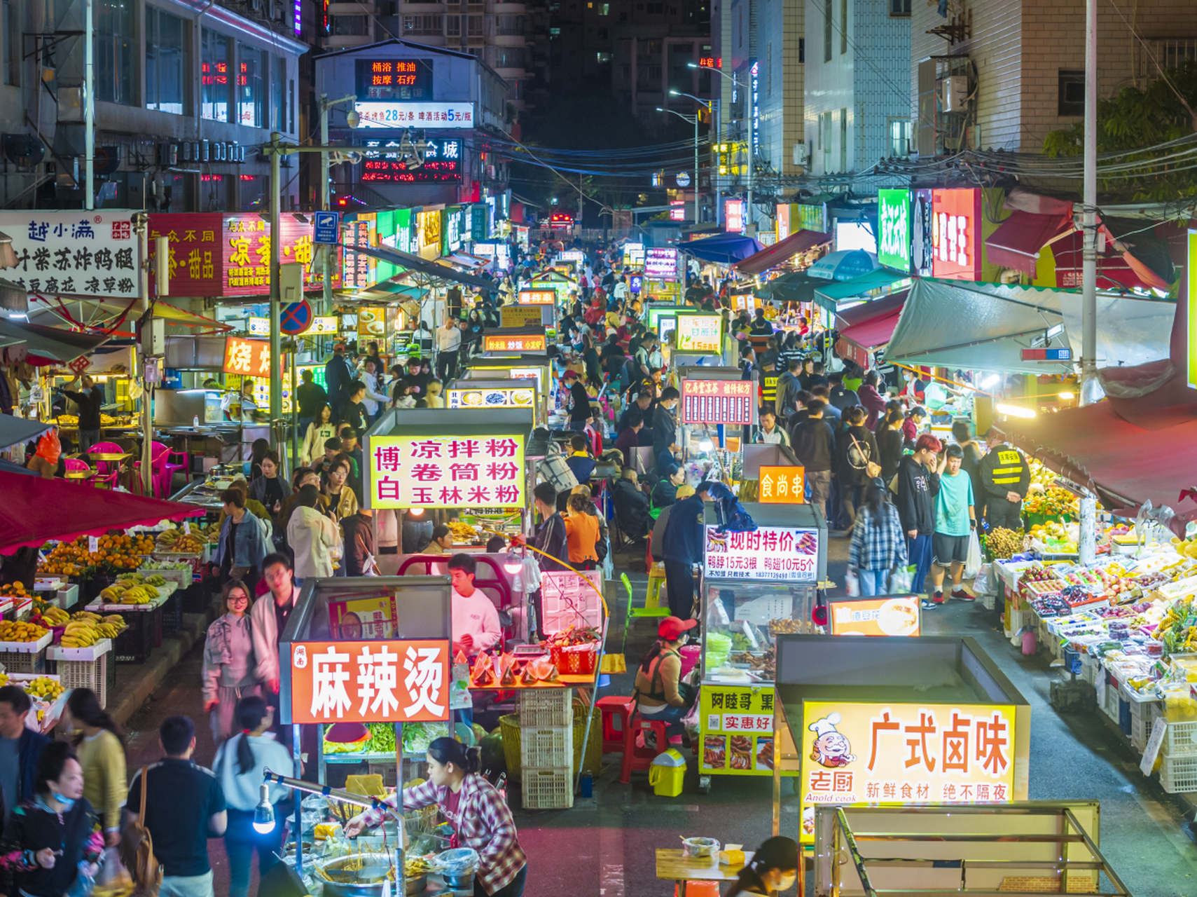 说到重庆渝中区较场口夜市,哎呀,我得好好跟你吹吹!