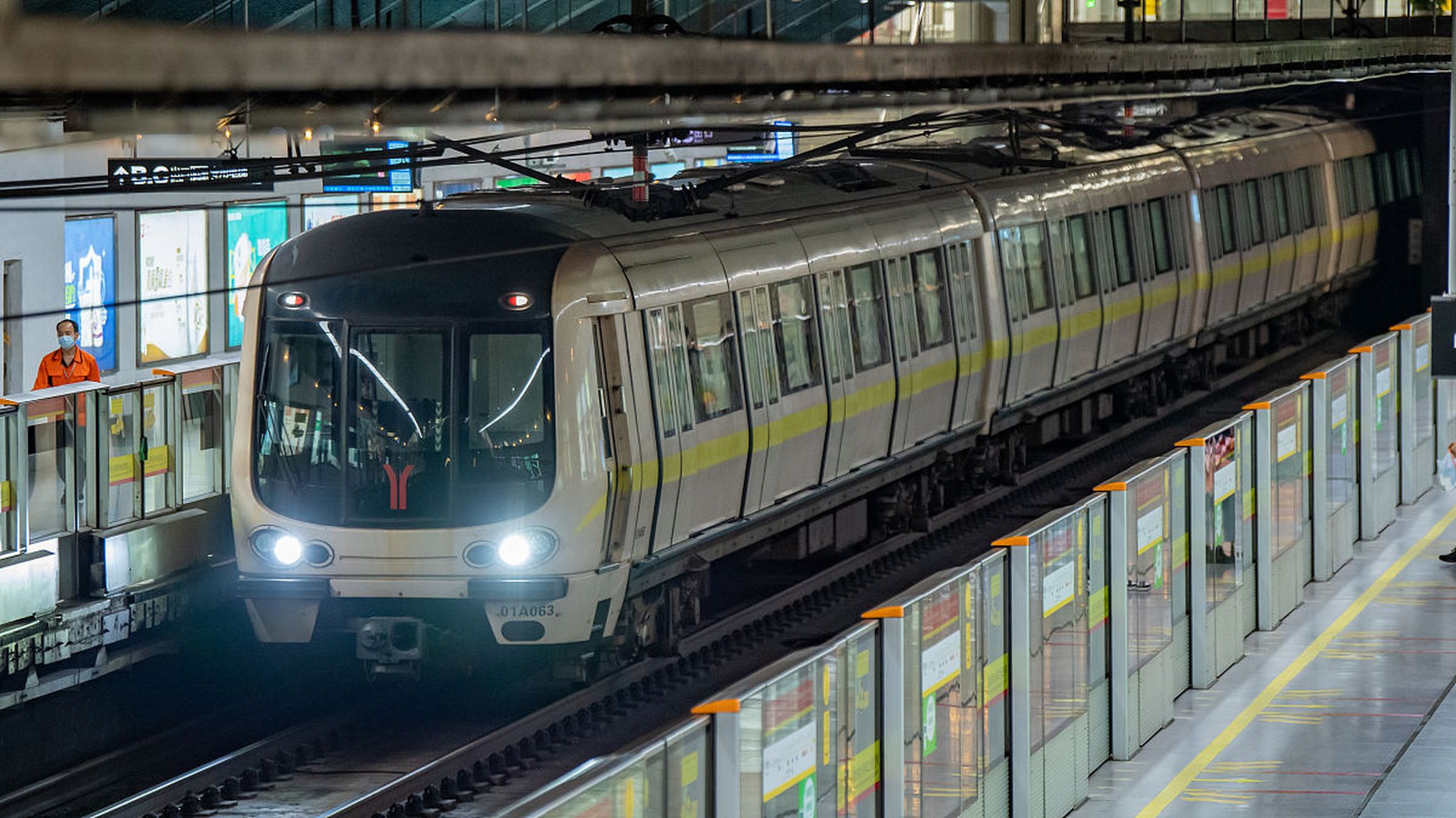 广州地铁9号线发生了一起持刀伤人事件,车厢内上演了一场血腥冲突.