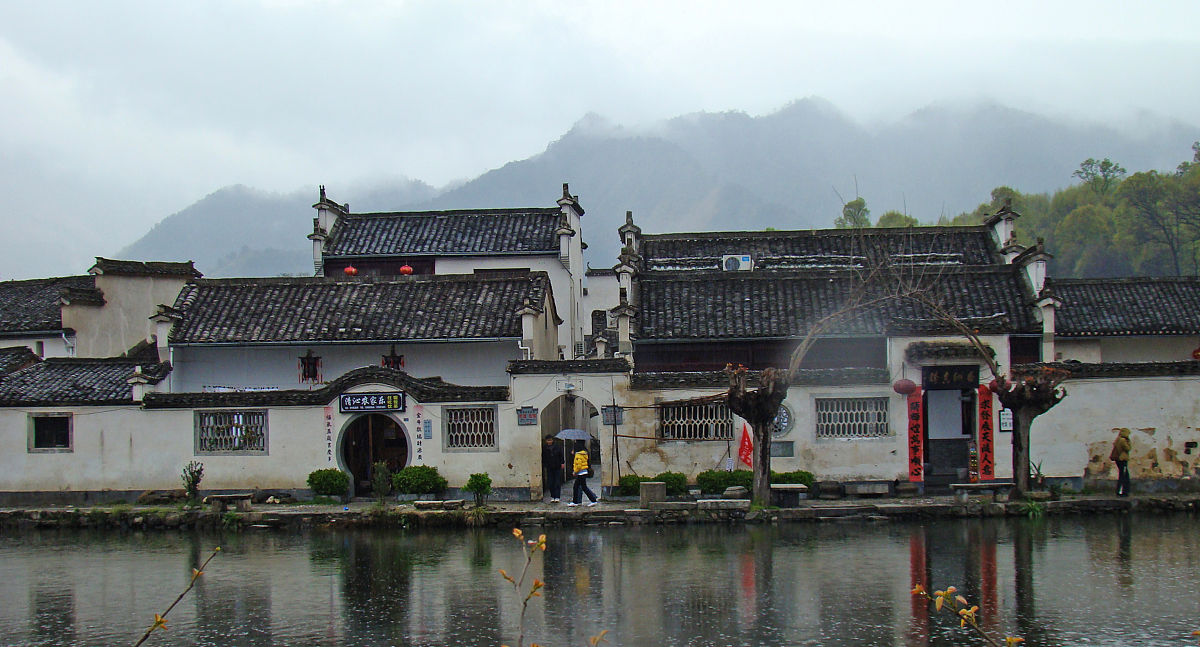 安徽宏村:古村落的代表,既有徽派建筑的精雕细琢,又有水墨山水的恬静