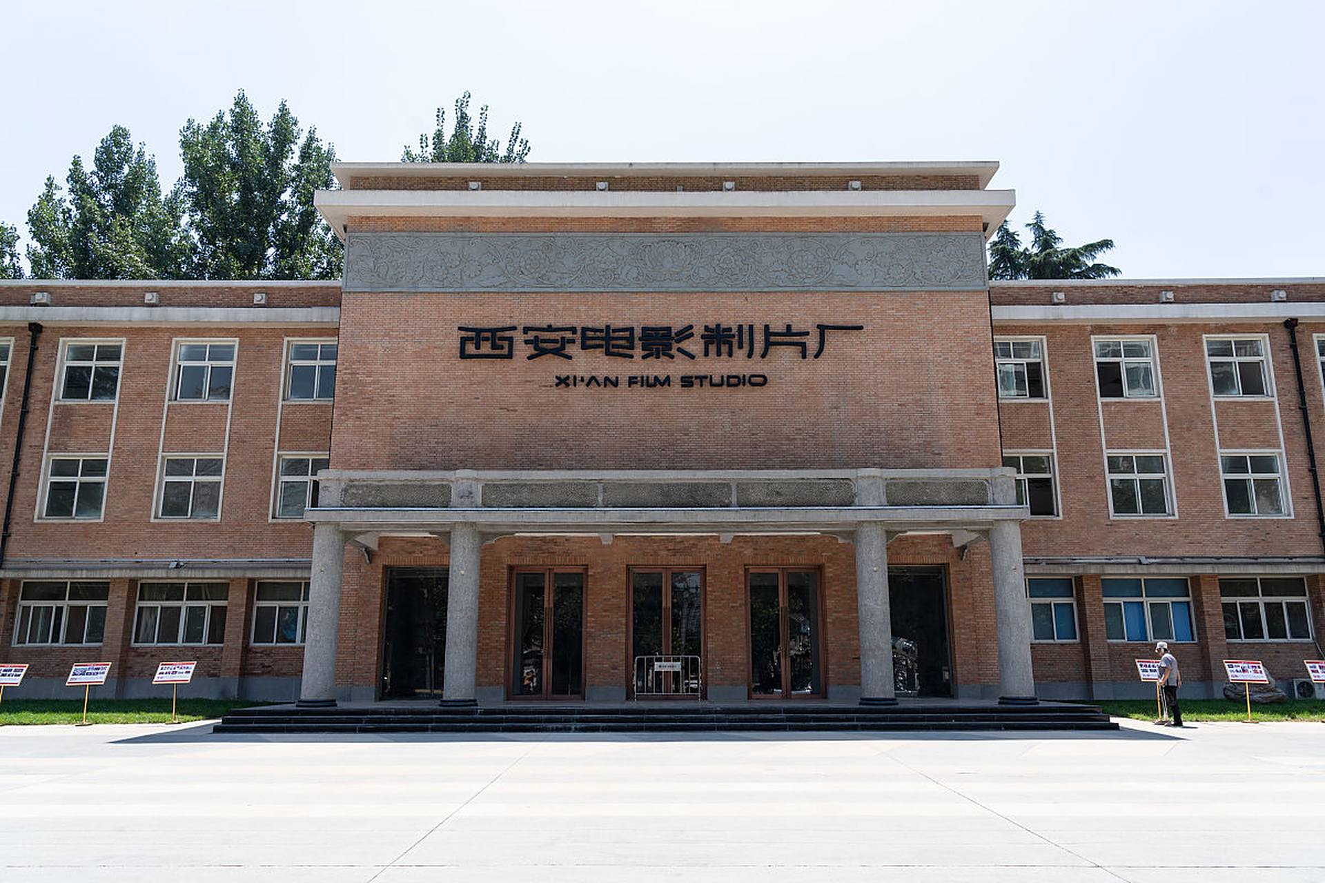 中国电影的发展做出了浓墨重彩的一笔,不仅出了国际优秀的导演,张艺谋