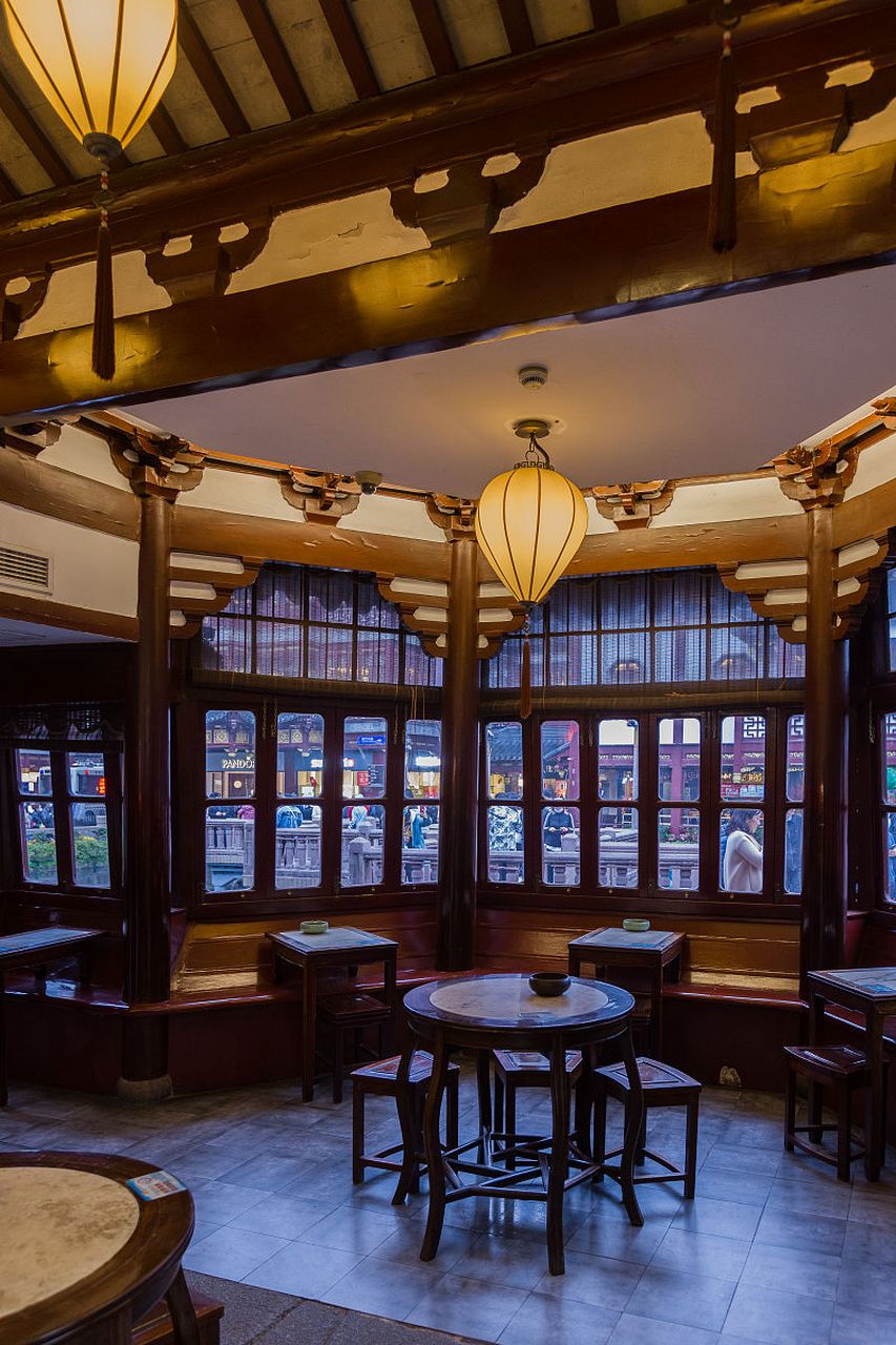 嬉行记# 上海湖心亭茶楼,这个著名的地标性建筑,自上世纪初便屹立在