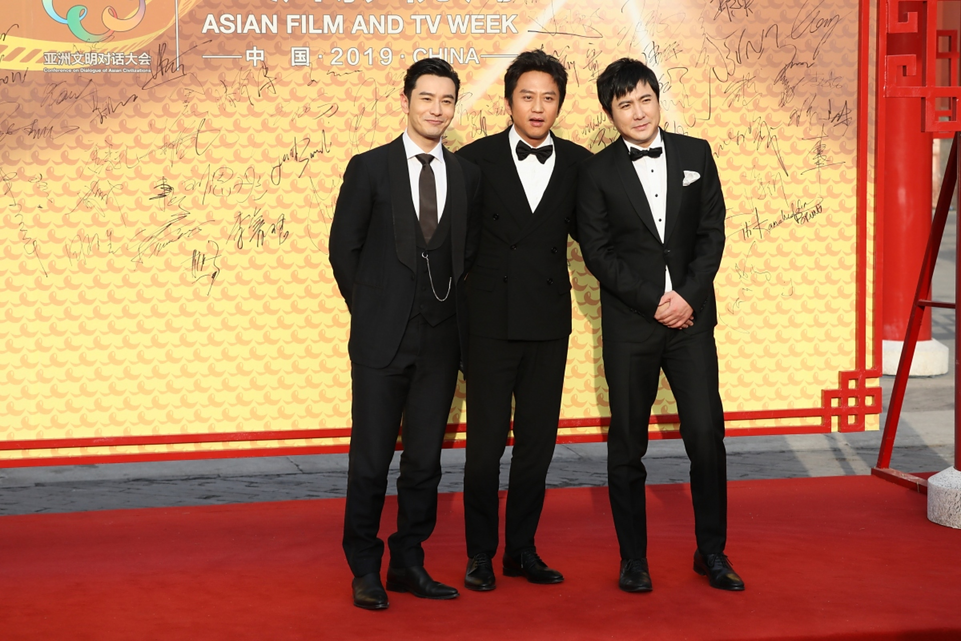 黄晓明,邓超和沈腾的合影生图,年纪最大的黄晓明,竟然看起来最年轻