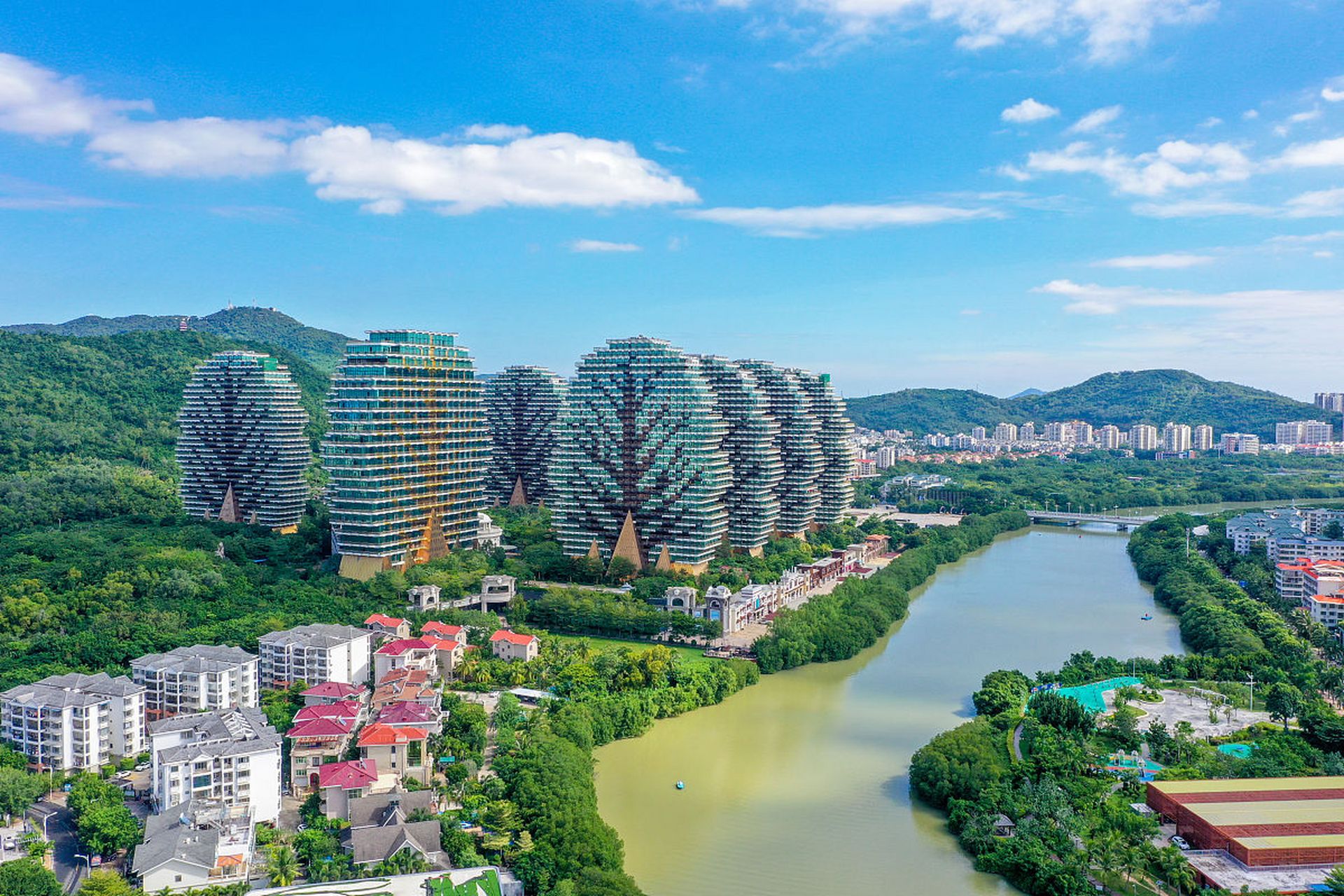 旅游# 海南三亚被誉为"东方夏威夷",是中国著名的旅游胜地之一,斡于