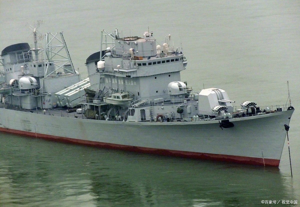 近日,南部战区海军某驱逐舰支队组织多艘主力舰艇奔赴南海某海域,展开