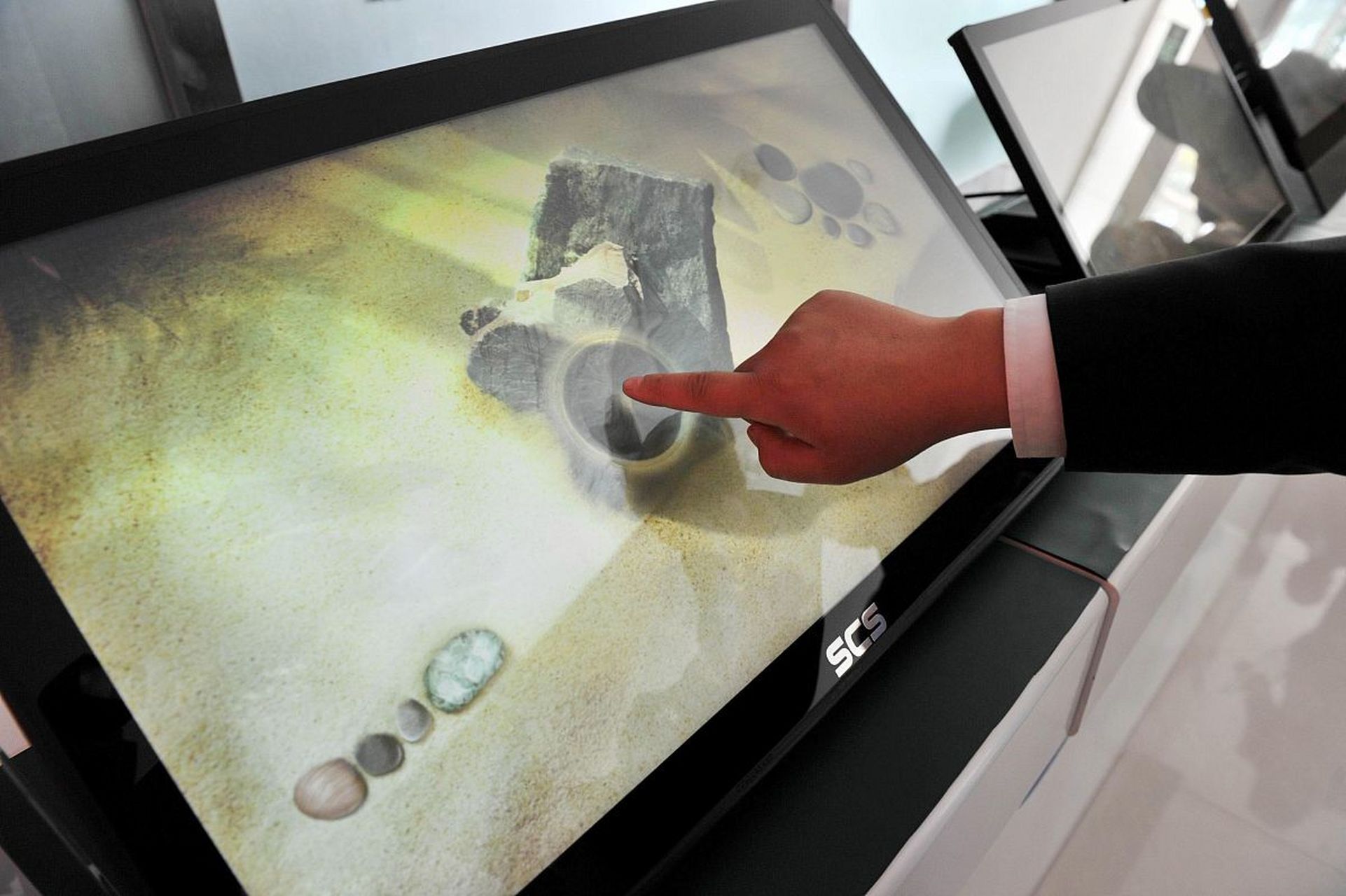 无论是触摸互动桌或是桌面互动投影,都是交互类的新颖展项,在展馆展厅