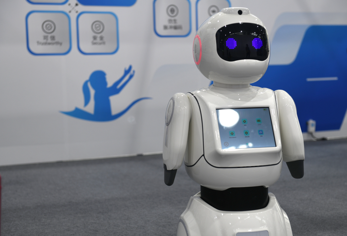 中国机器人开始打网球了 步伐灵动驾驭全局