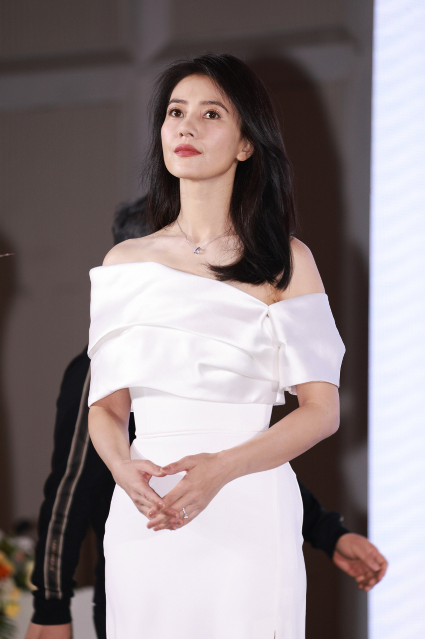 高圆圆以毛衣配阔腿裤加齐肩发的美拉德新穿法引领时尚风潮,其清新