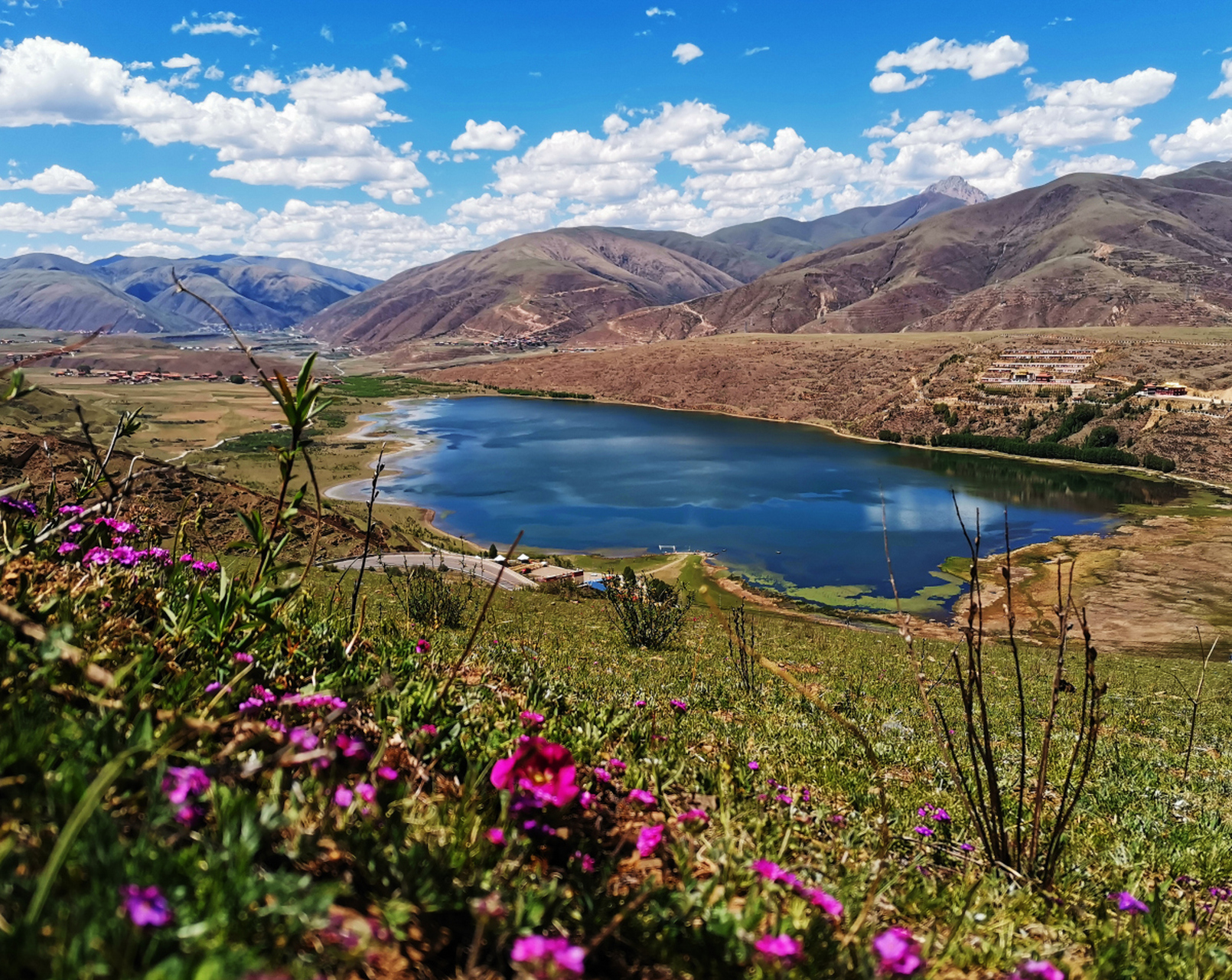 毕业后去哪儿玩# #四川旅游#  炉霍县位于四川省西部的川西高原,缸挝