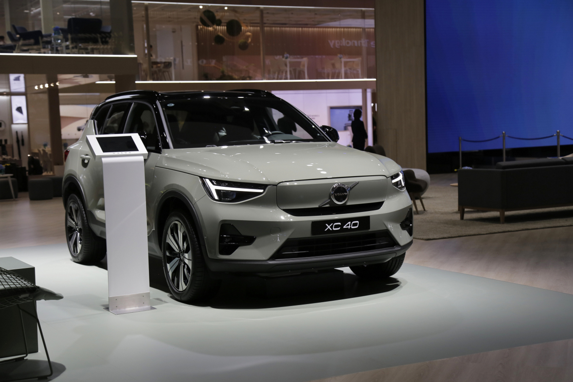 在动力系统方面,沃尔沃xc40纯电版采用了先进的电动驱动技术,实纤了