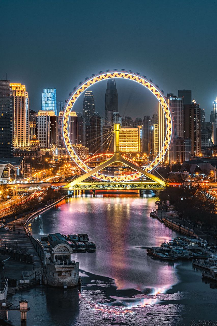 天津眼是世界上最大的摩天轮之一,夜晚乘坐可以俯瞰整个城市的繁华