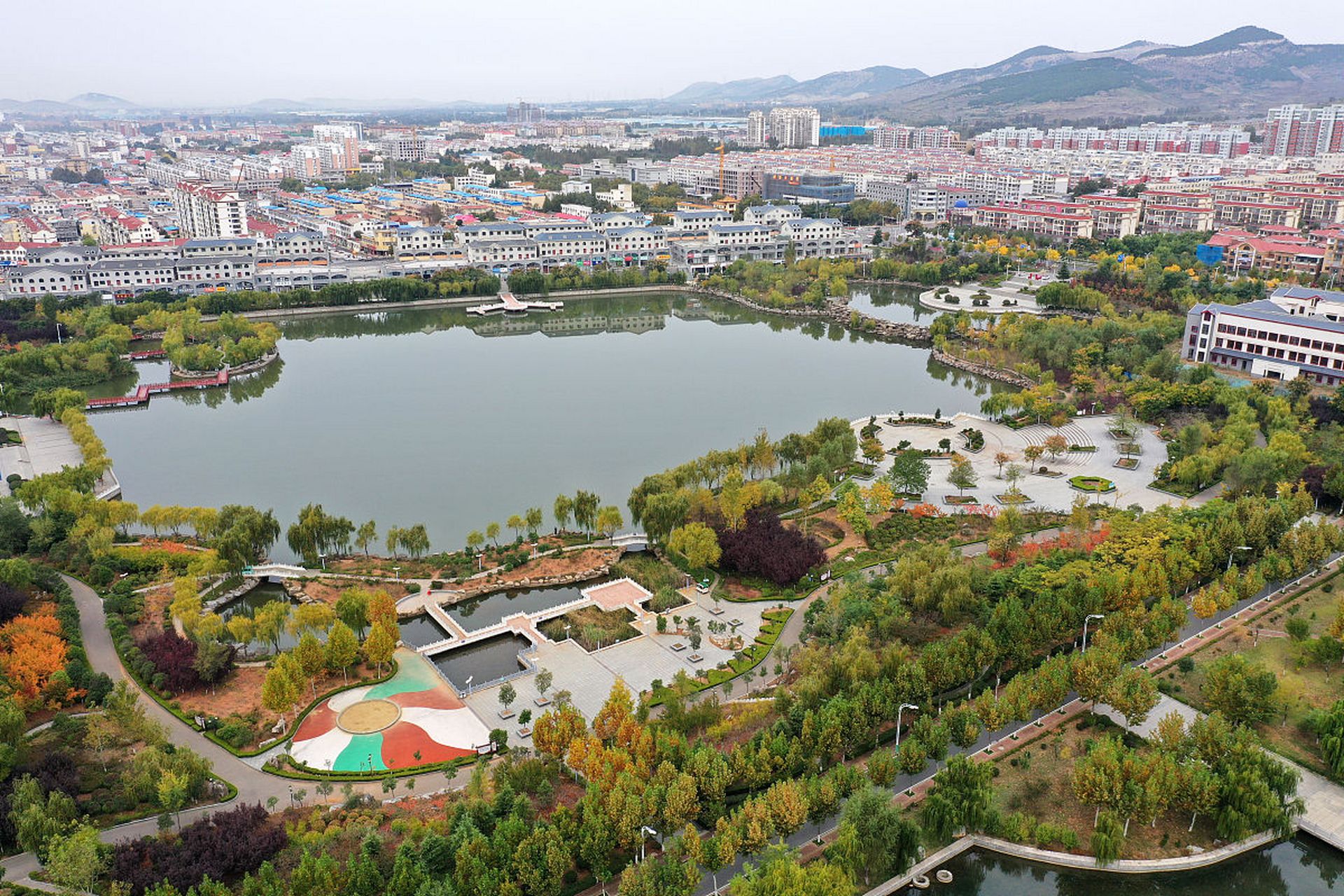 随州市位于湖北省北部,拥有丰富的旅游资源,包括曾侯乙墓,博物馆,银杏