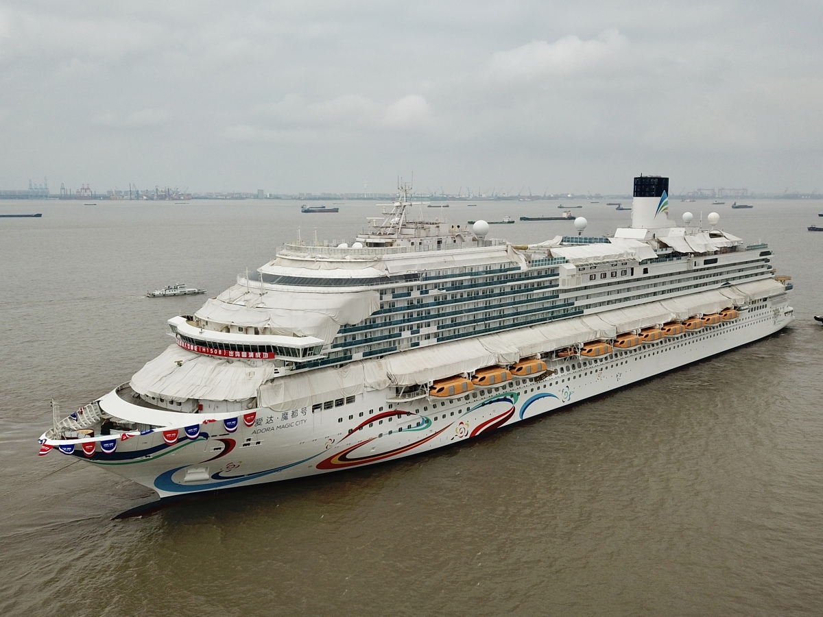 这条航线不仅为游客们带来了舒适的邮轮体验,更在航行过程中融入