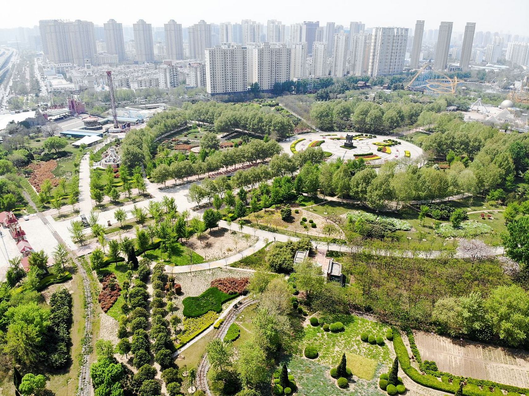 郑州世纪公园,就像一位穿着绿色长裙的舞者,在现代都市的钢铁丛林中