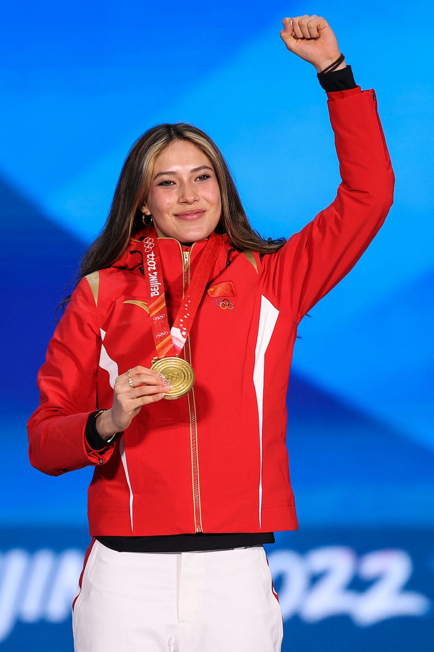 今天,让我们聊聊自由式滑雪的独家风采,一位让我们为之欢呼的冠军