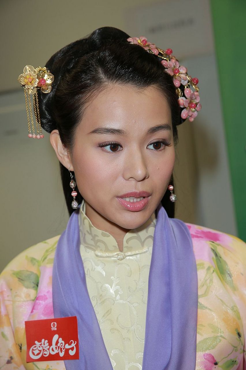 胡杏儿的幸福真的诠释了一个道理,那就是不要计较沉没成本,离开错的人