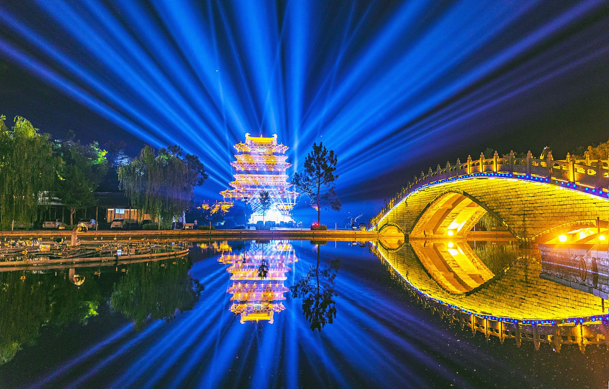 唐代诗人王之涣曾经登上此楼,  写下了《登鹳雀楼》:  "白日依山尽