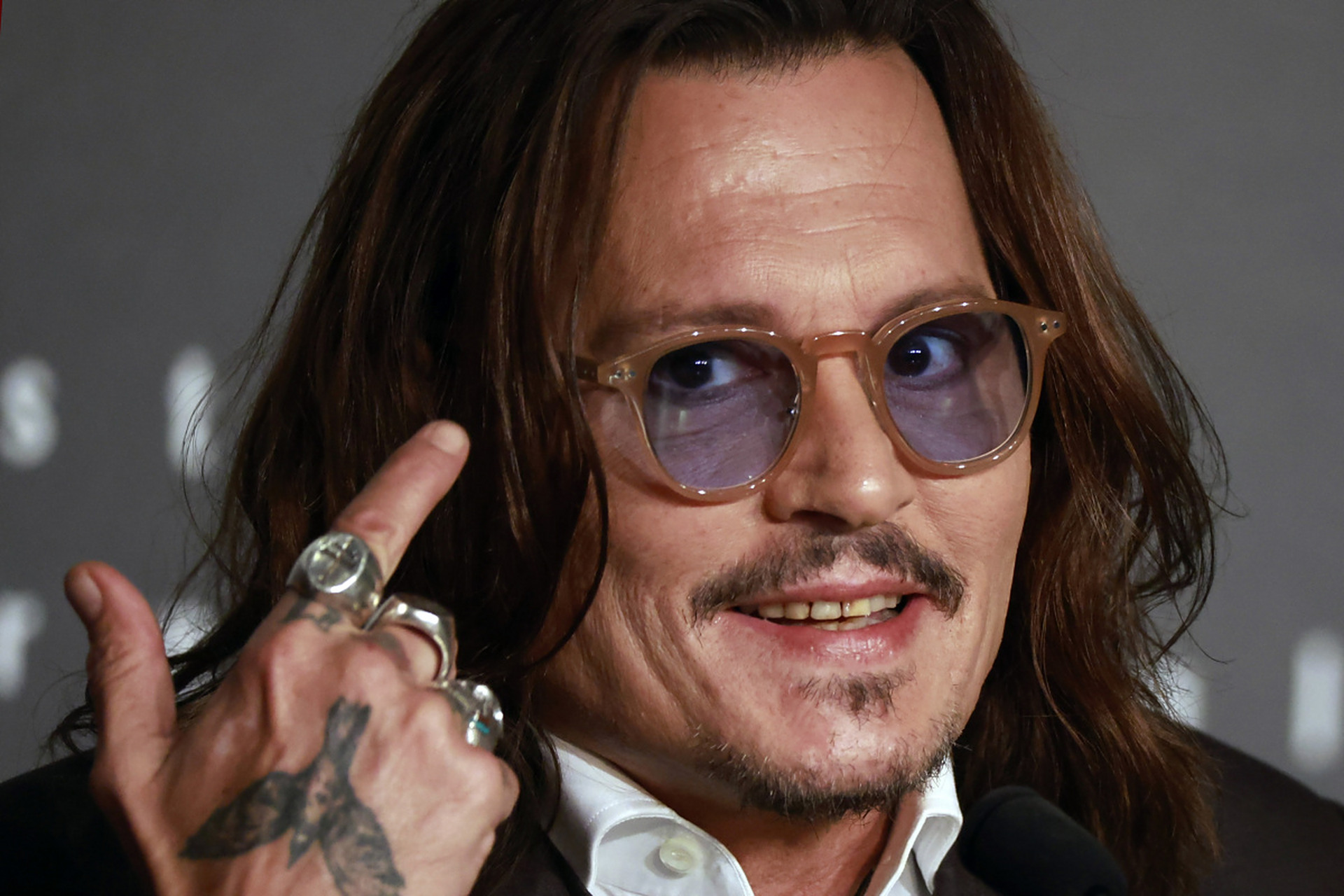 国际巨星 johnny depp(约翰尼·德普) 这次参加戛纳电影节也有记者