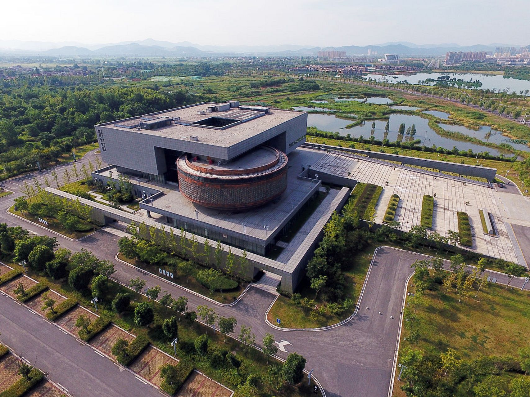 溧水博物馆融合了古老的历史文物与现代艺术创新,展示着溧水独特的