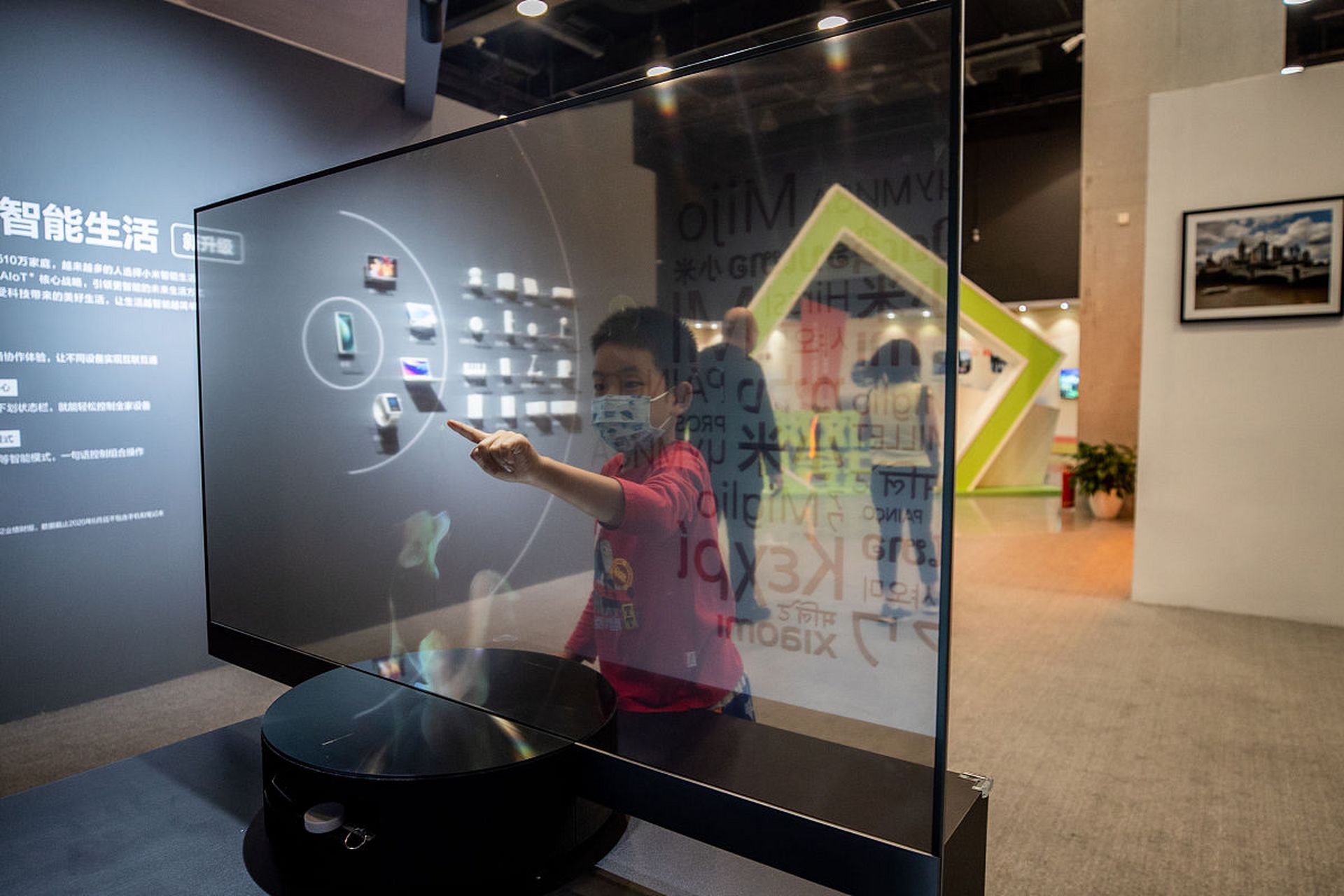 你的眸子里有星辰 愿我能用oled透明屏 把你的美丽展现  透过它,我