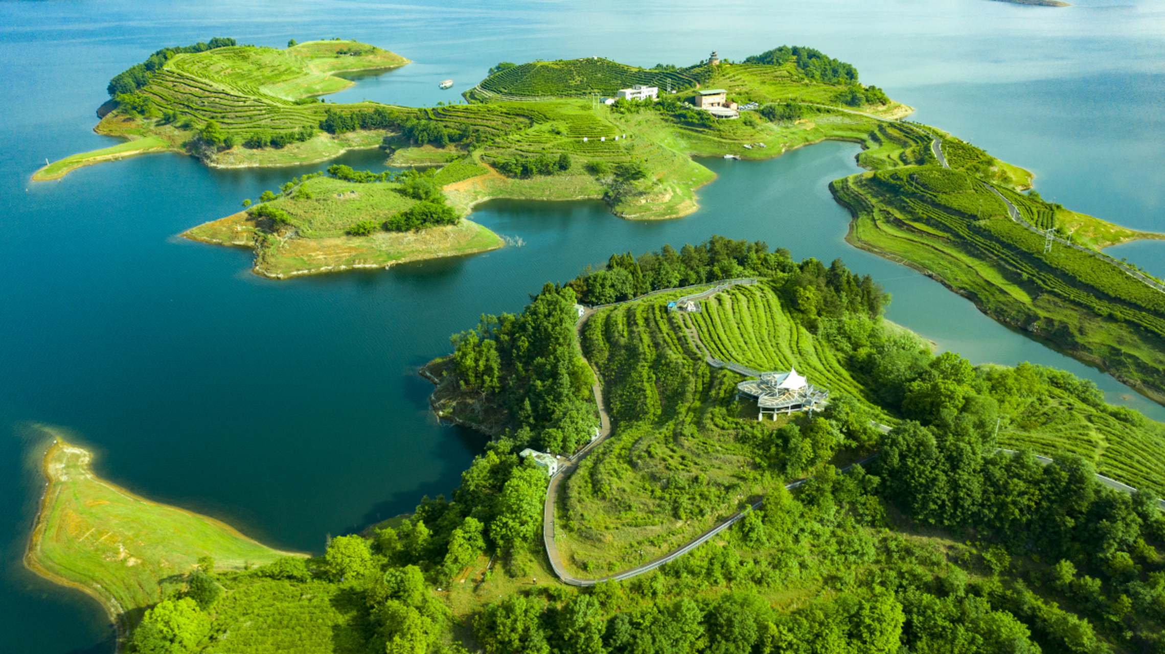 更有凤凰山与七里坪海滩等你探索.风光无限美, 费用超亲民!