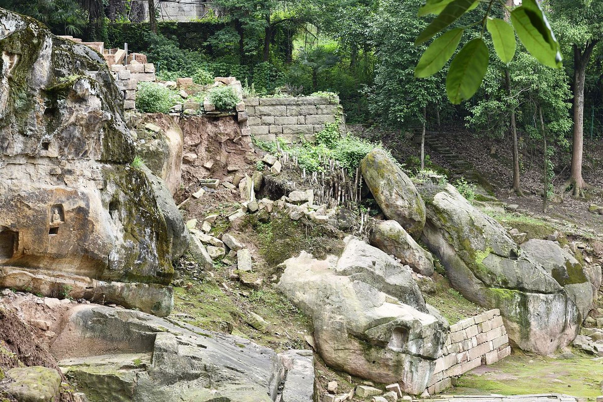 寄蜉蝣於天地,渺滄海之一粟, 哀吾生之須臾,羨長江之無窮.