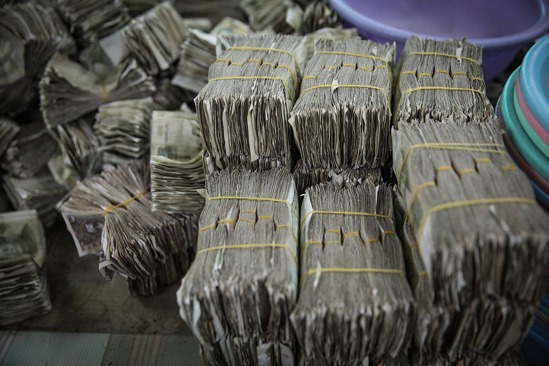 同事来还钱,直接把6万现金丢在我面前说:"这是3年前借你的钱,现在还给