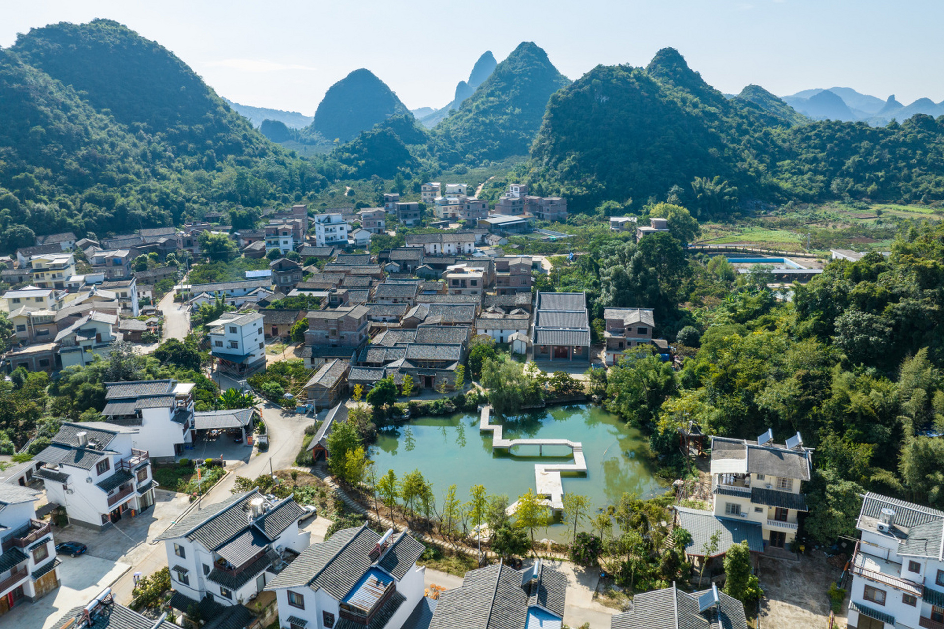 广西恭城旅游景点丰富,有莲花山景区,红岩村景区,三庙两馆景区和柿子