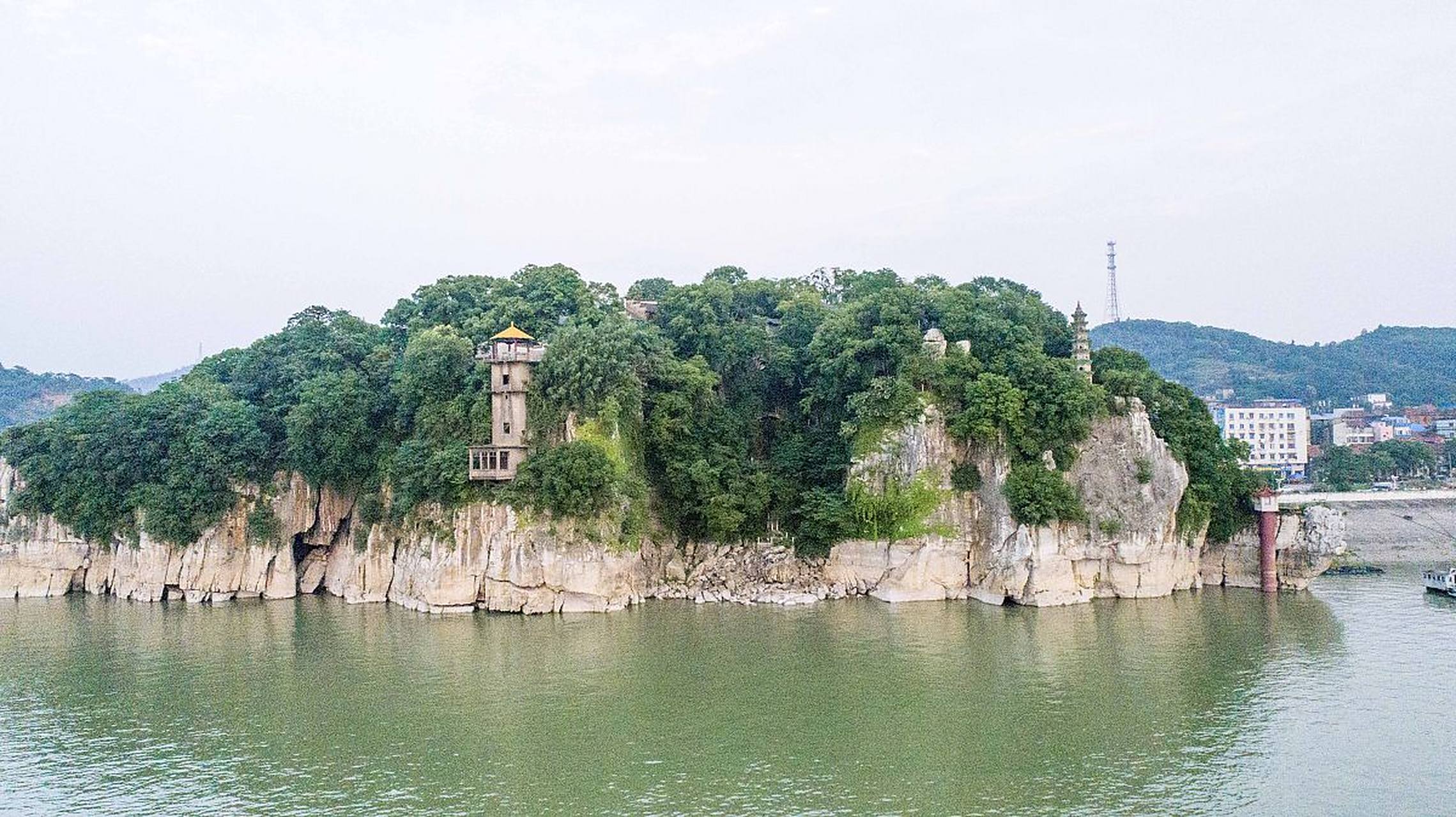 今天我要带大家走进一个神秘又迷人的地方——江西湖口石钟山景区!