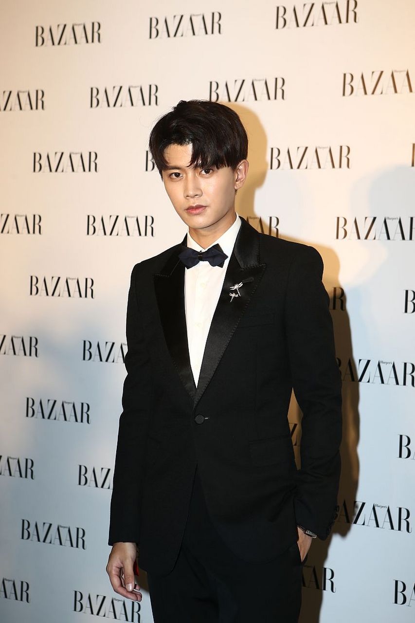 黑色西装的任嘉伦,帅的一塌糊涂[嘻嘻]!