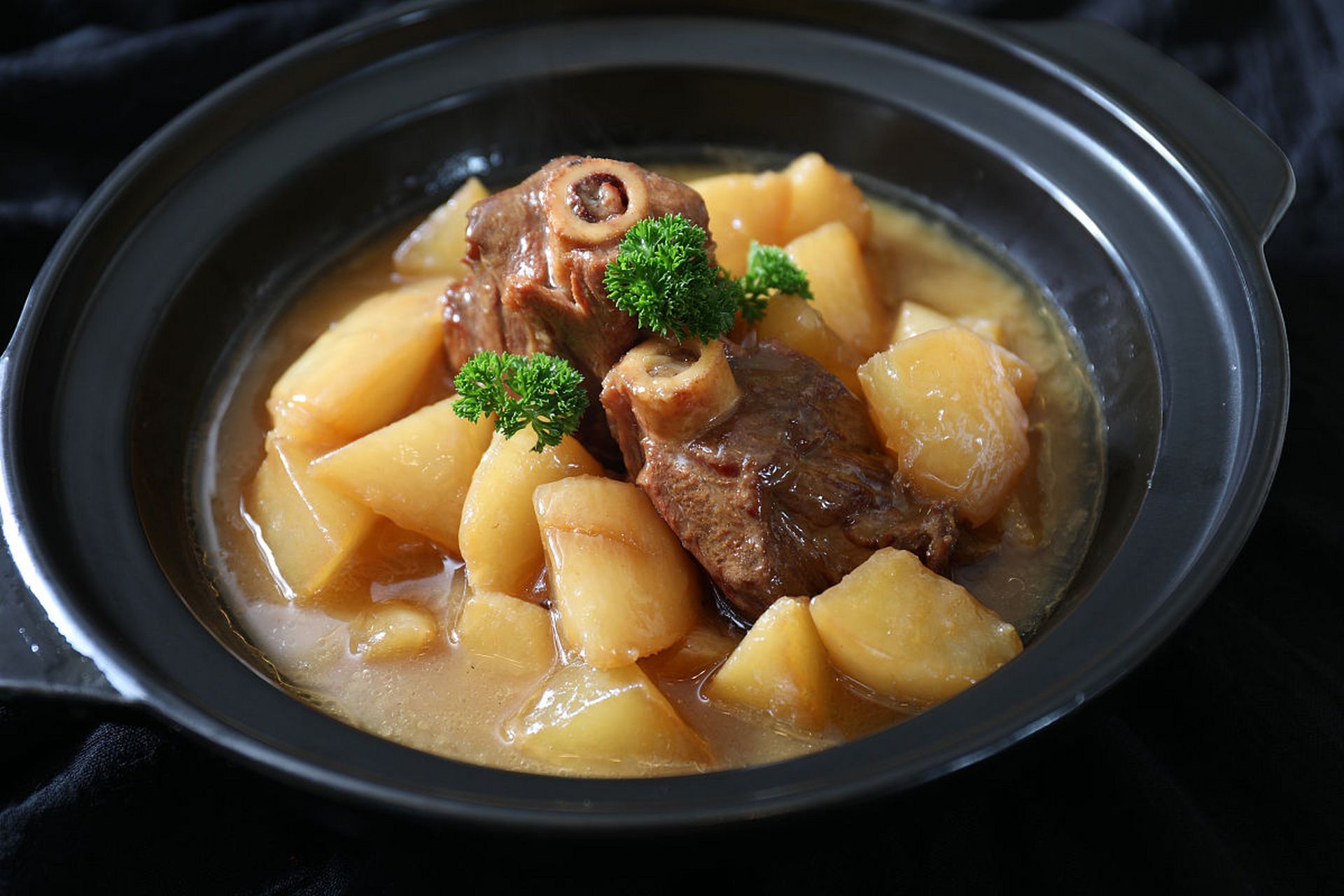 萝卜炖五花肉,营养滋补两全其美.简单几步搞定丰盛大餐.