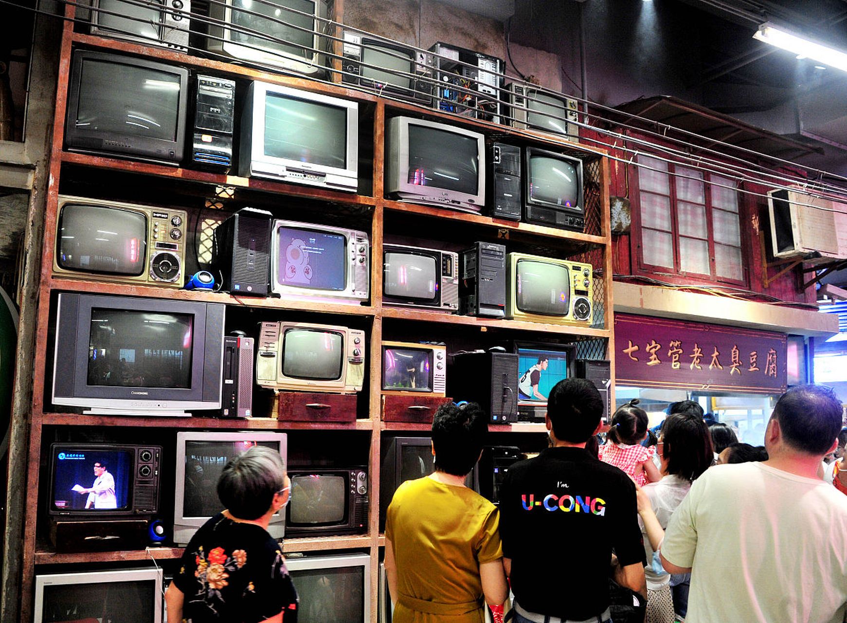 上个世纪90年代,我们买电视机的情形,是这样的!