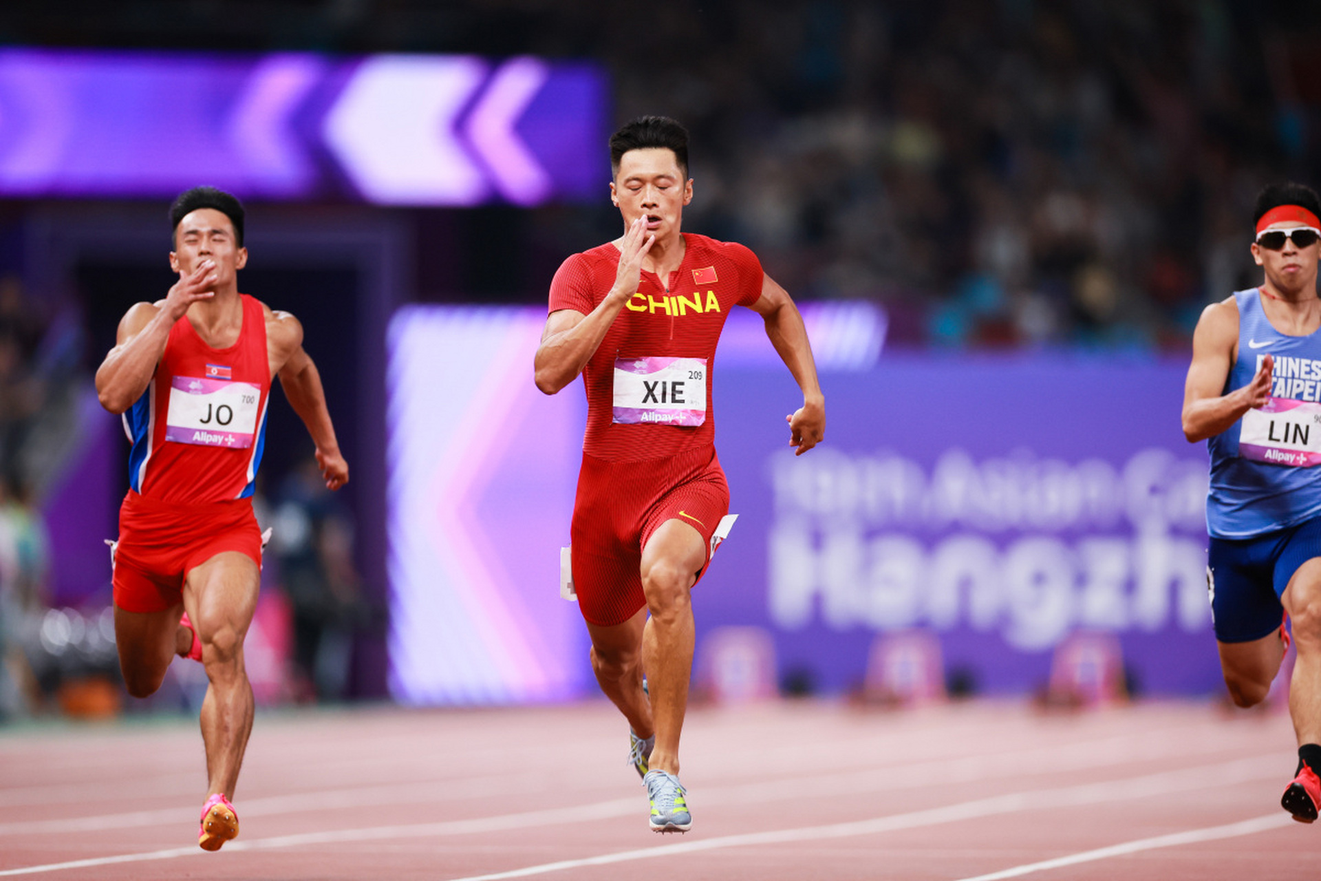 北京时间2023年10月3日晚,杭州亚运会田径男子4×100米接力决赛.