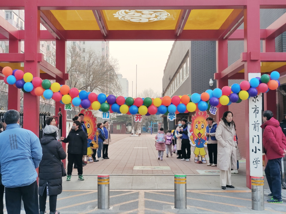 我娃开学,我和老公送他,刚好放到一首挺欢快的歌曲,和我的心情无比