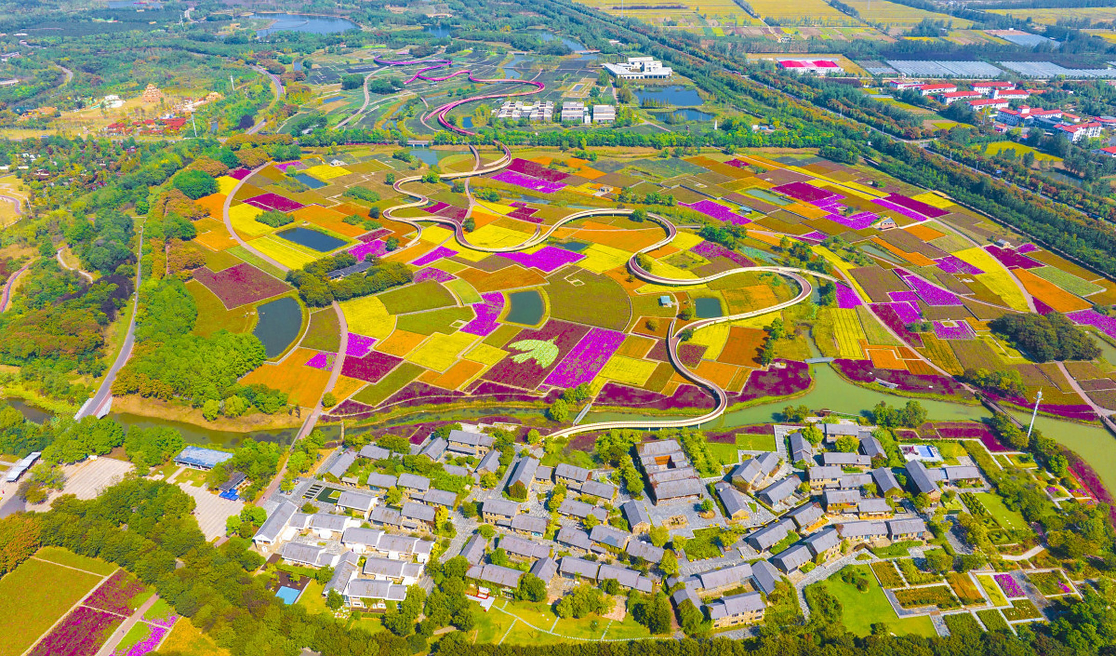 花田囍事景观农业园位于成都市温江区永宁镇花篱社区16组,以浪漫的