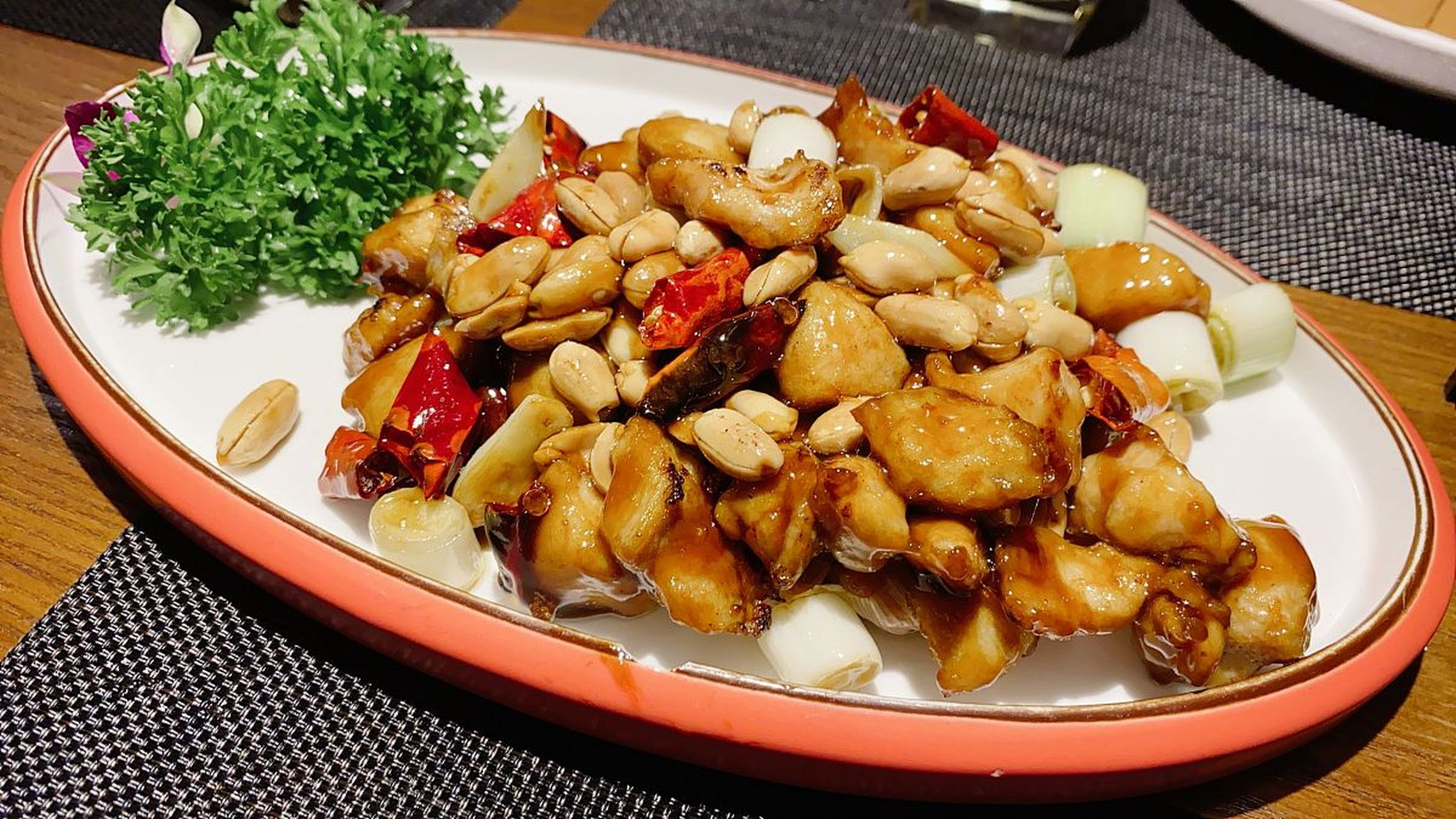 爆炒墨鱼是一道家常美食,将墨鱼和蔬菜炒在一起,口感鲜嫩,香辣可口.