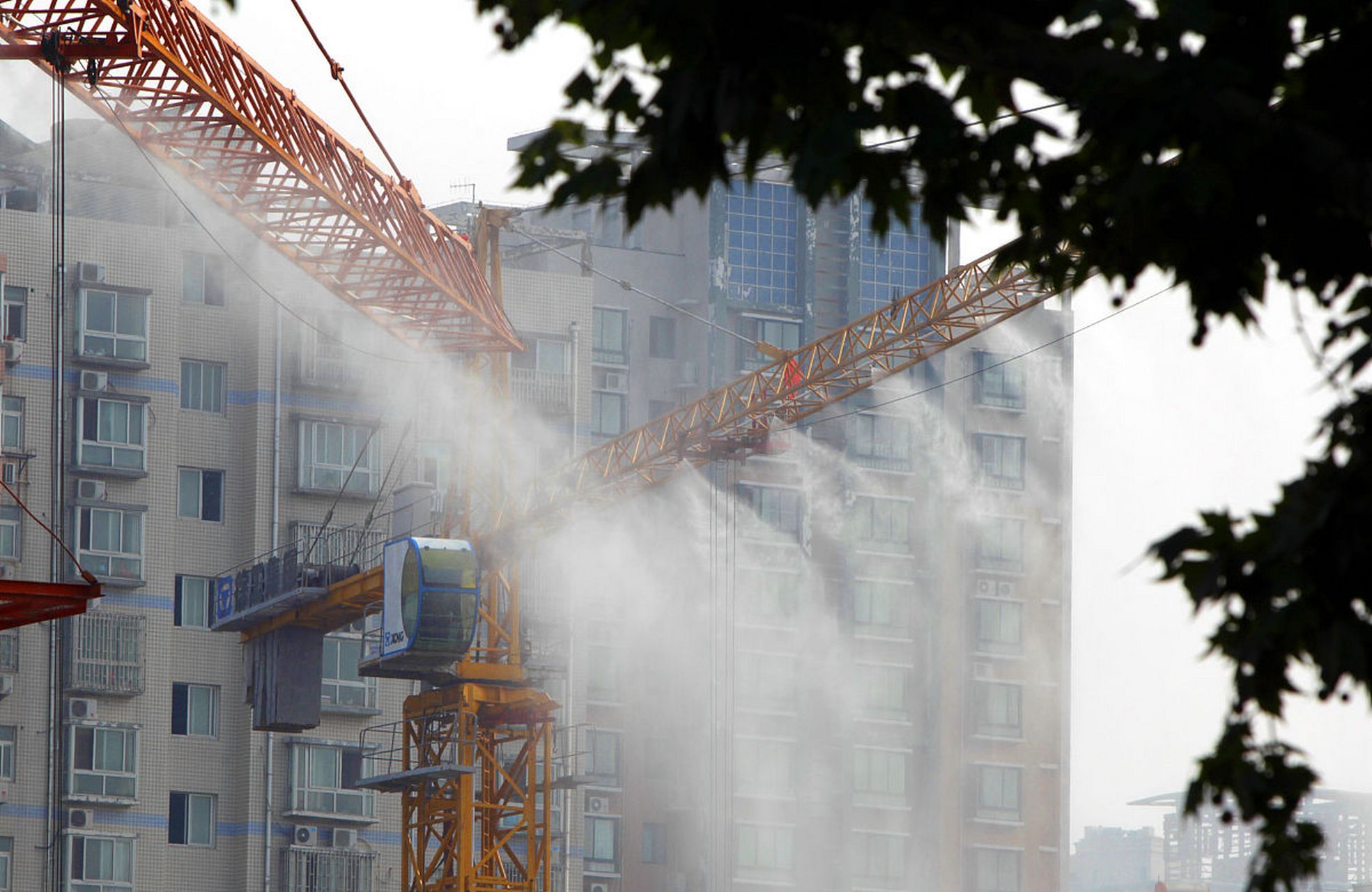 围挡喷淋是一种用于建筑工地等场合的防尘措施,通过在围挡周围设置
