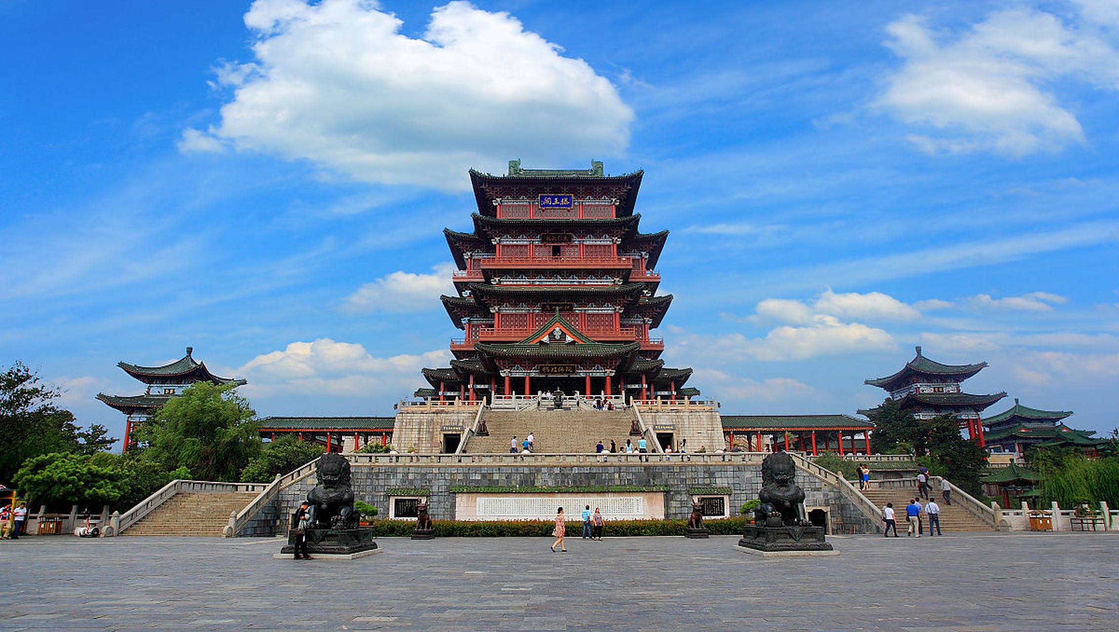 有一天晚饭后我去外边公园跑步,回来的时候,一进门就看见她在客厅做