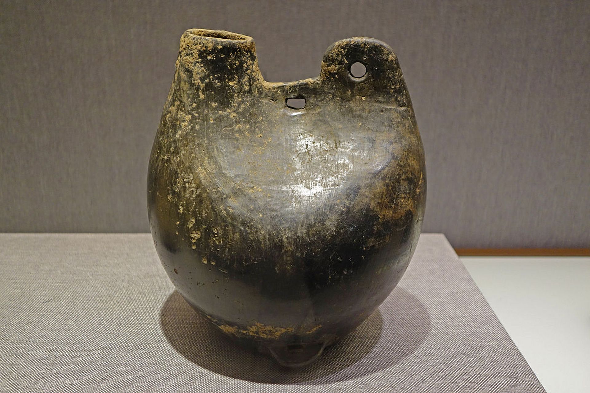 热点引擎计划# 鸡冠壶是辽代的一种常见瓷器,因其独特的提柄设计