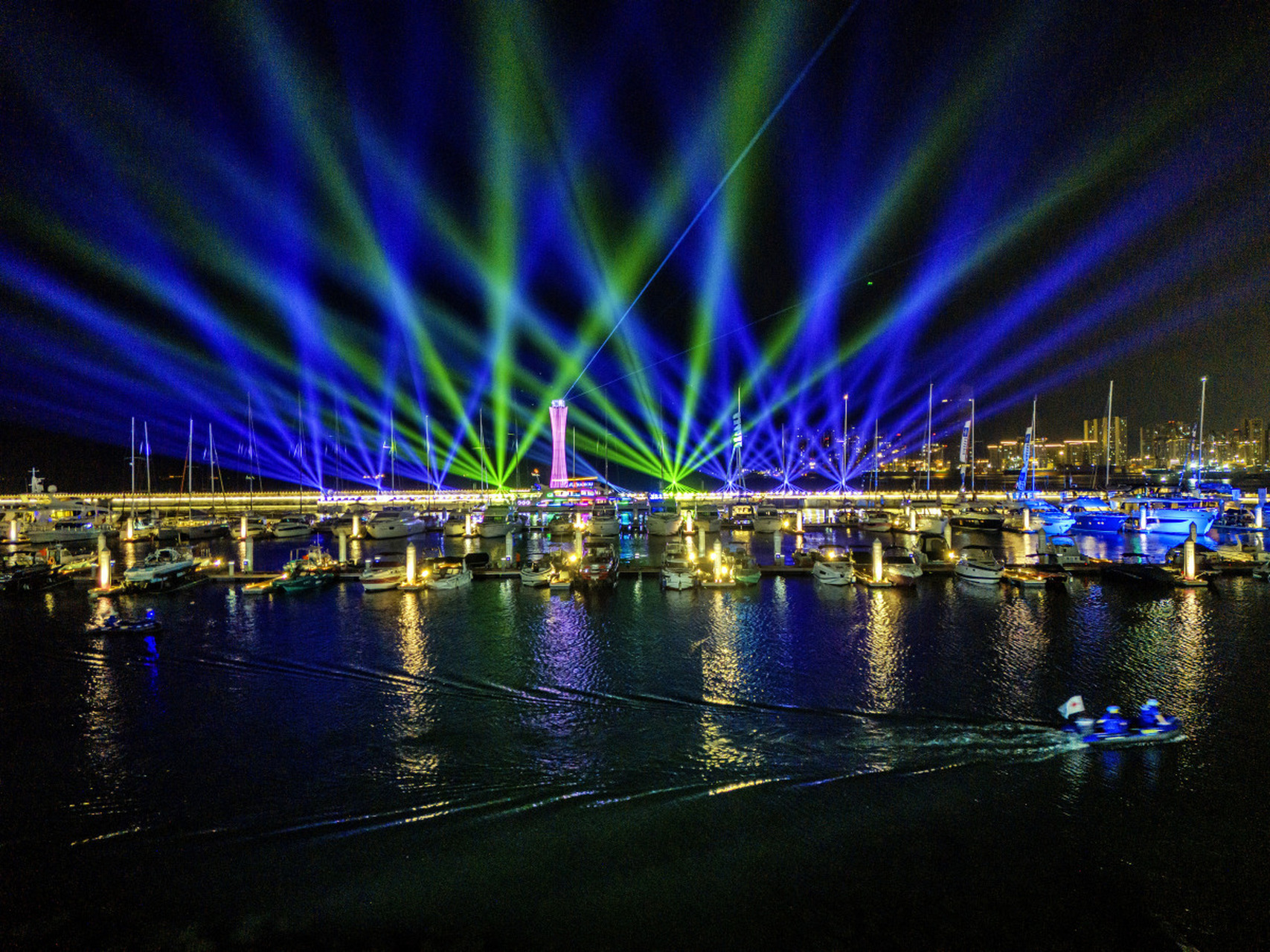 东台夜景独特魅力,海滨公园,步行街和东台广场等地都是观赏夜景的绝佳