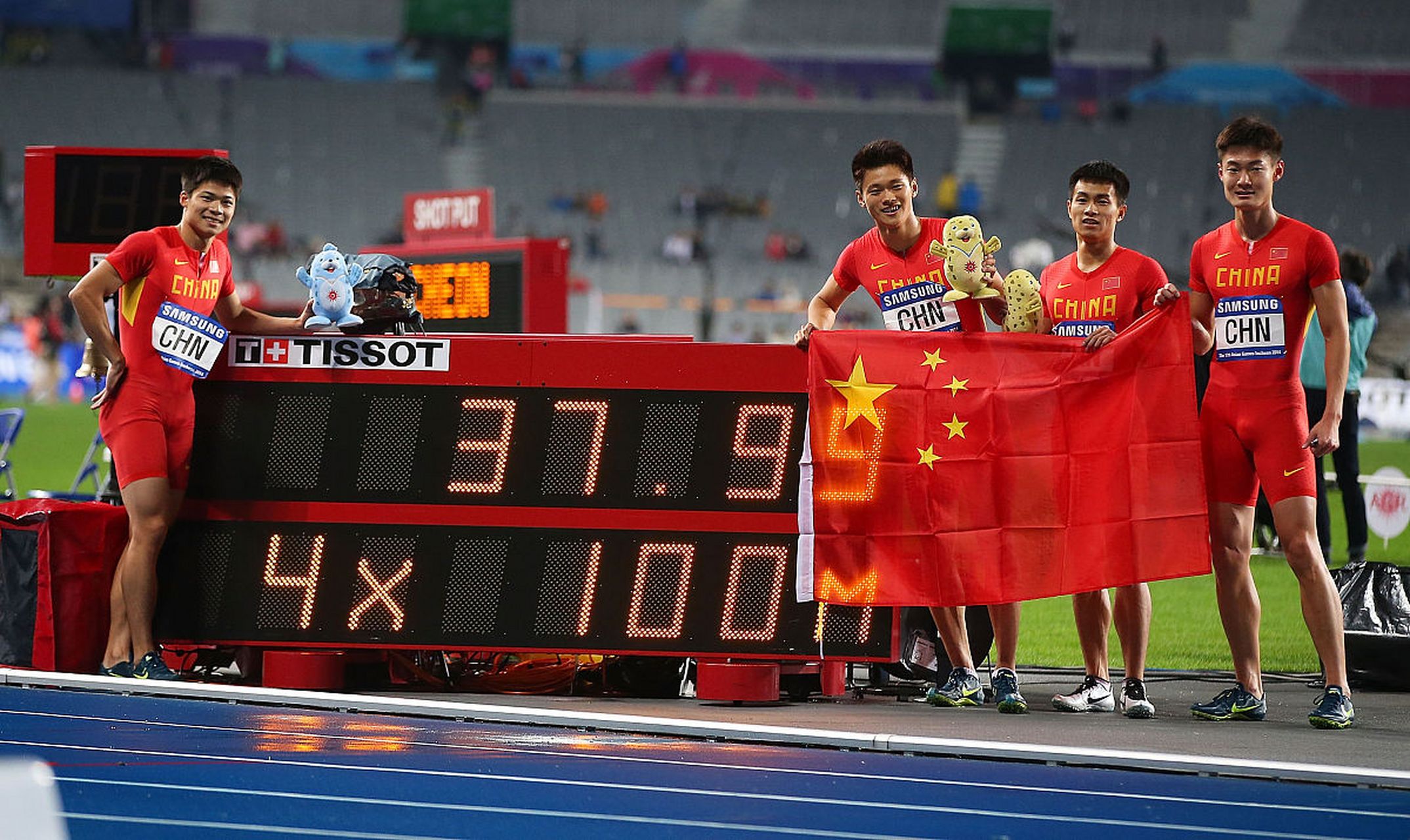 在2021年东京奥运会,男子4×100米接力比赛中,中国队苏炳添,谢震业