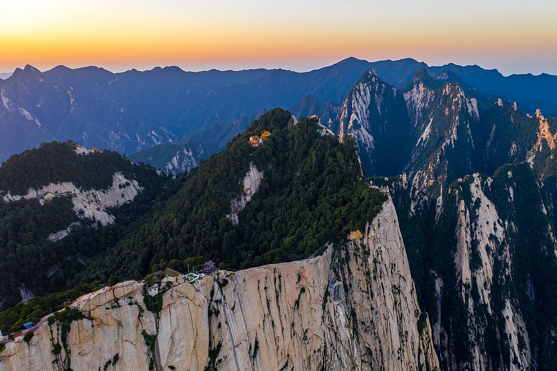 庐山位于江西省九江市庐山市境内,是一座地垒式断块山,以雄,奇,险,秀