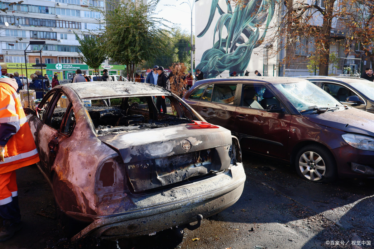 郑州的冯先生开着奥迪车上班,行驶中车辆突然冒烟自燃,此时离单位不远