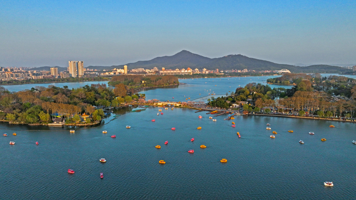 以下是一些南京的著名景点:  夫子庙:位于秦淮河畔,古色古香,是南京的